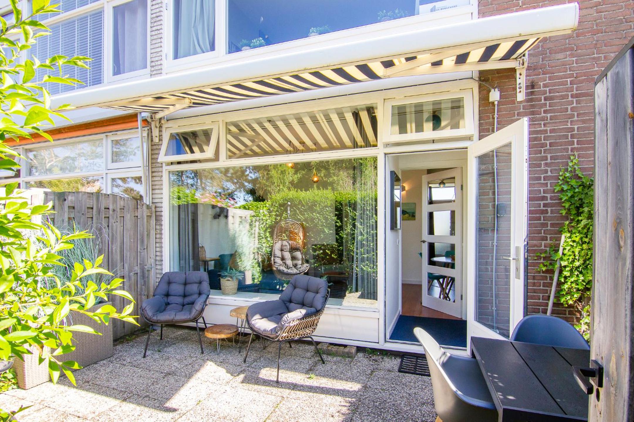 Appartement De Zeemeermin, Free parking