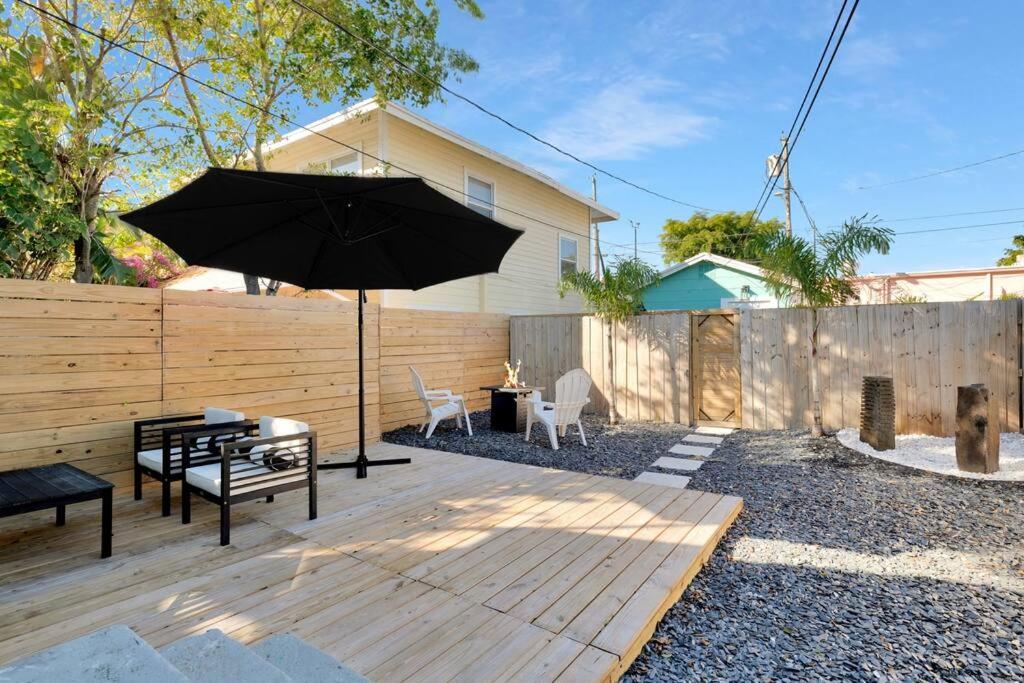 ModernTropic 2bd/1ba Near Beach w/ fence yard/deck view 2