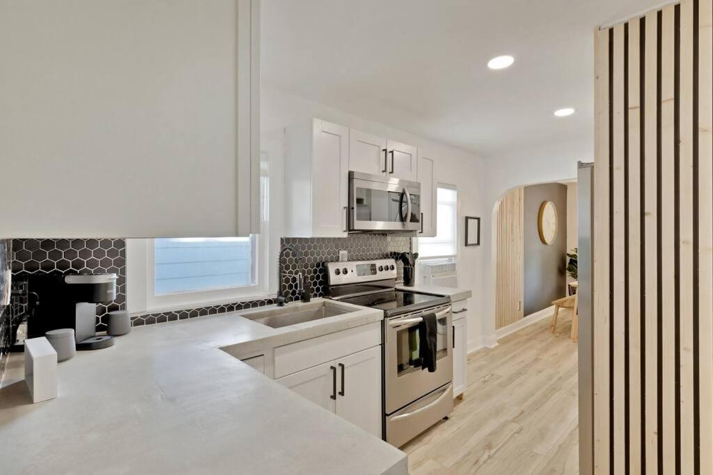 ModernTropic 2bd/1ba Near Beach w/ fence yard/deck view 3