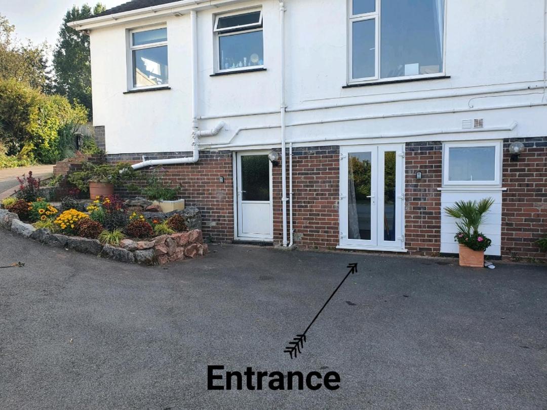 Lovely private studio room with own kitchen and bathroom. Set in the popular area of Shiphay in Torquay and only a short walk from Torbay Hospital view 4