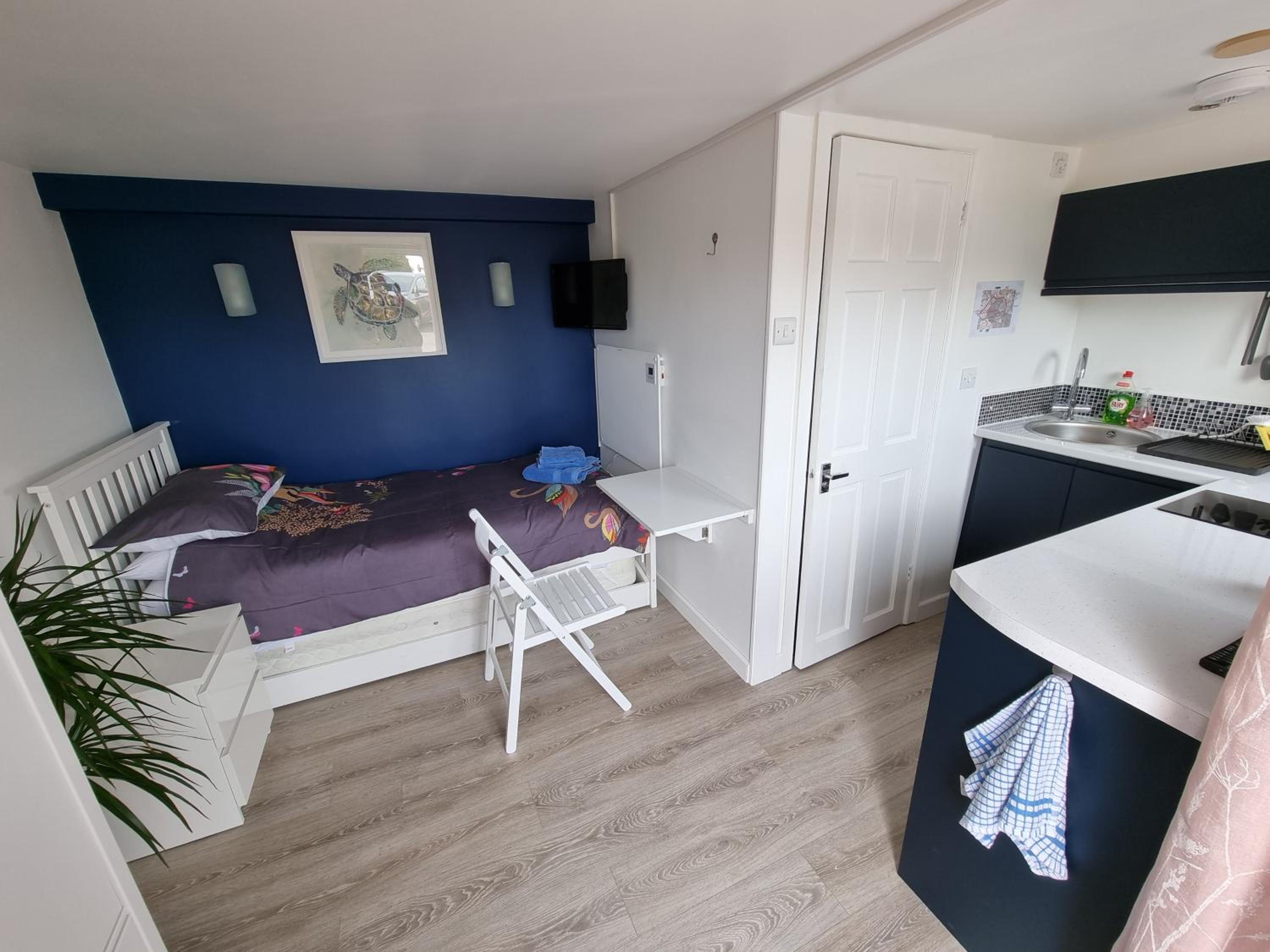 Lovely private studio room with own kitchen and bathroom. Set in the popular area of Shiphay in Torquay and only a short walk from Torbay Hospital view 5