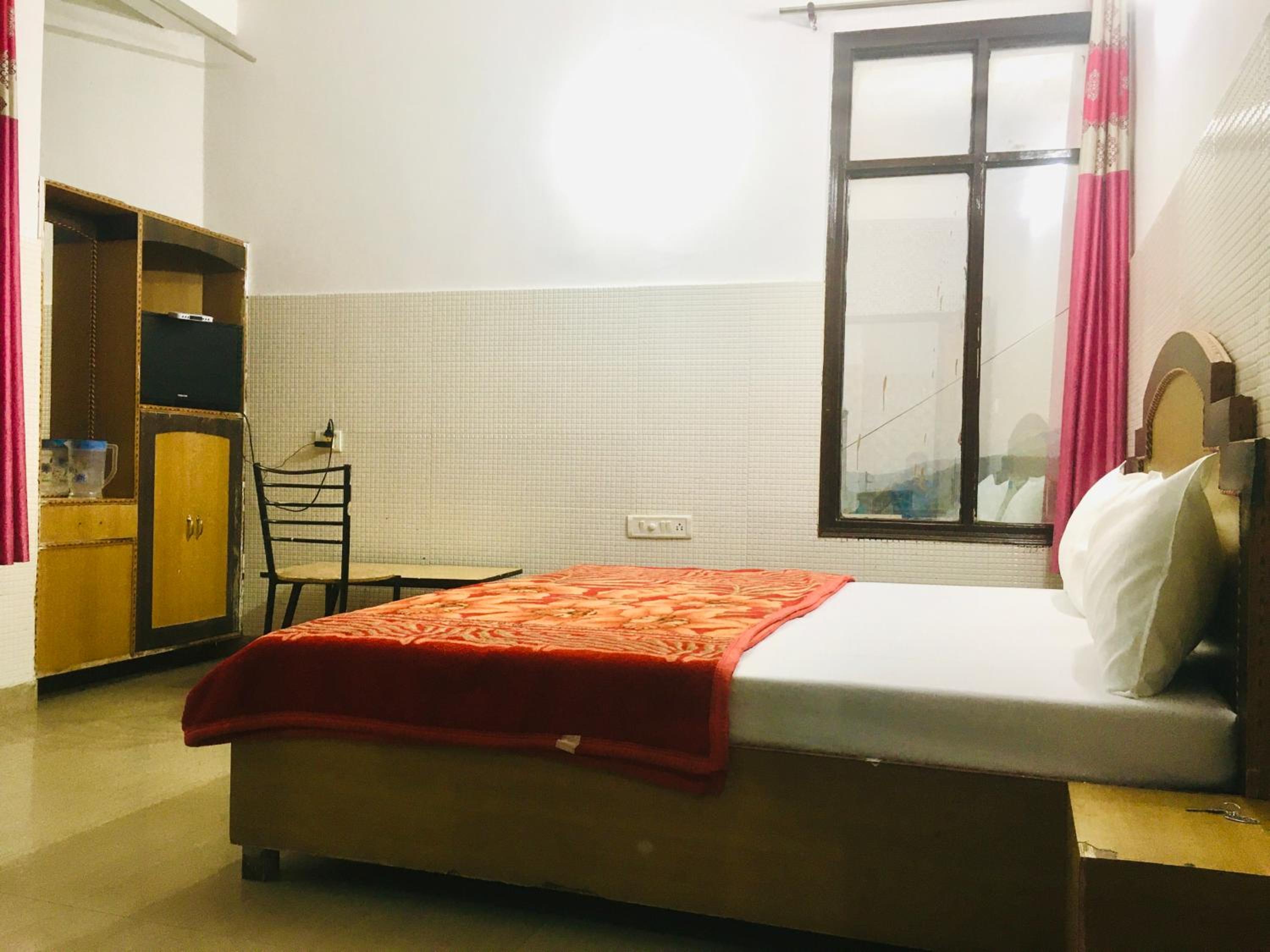 Trimrooms Shree Mata Palace, Katra Bus Stand