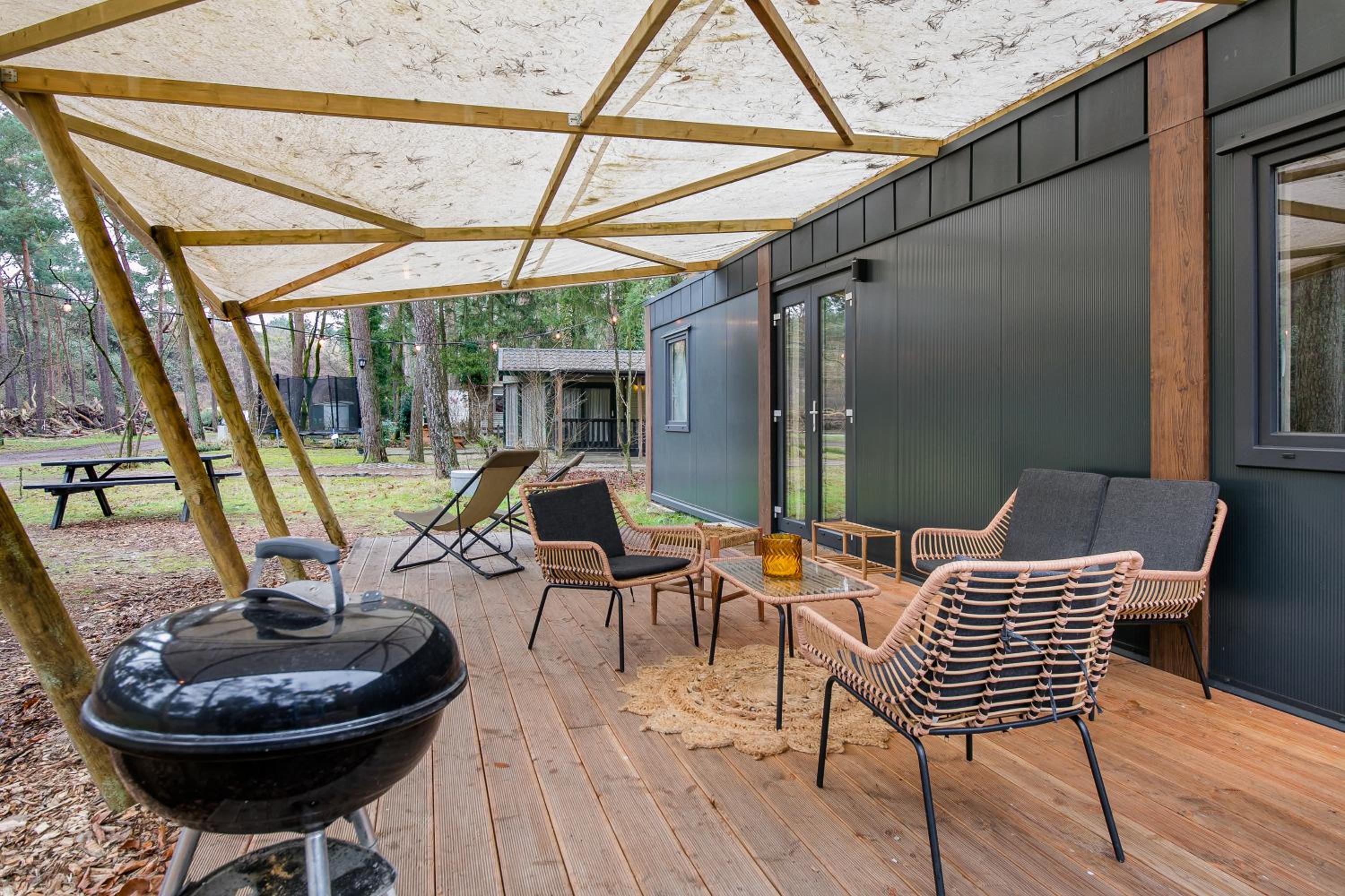 Cosy 4 pers chalet midden in bos op de Veluwe view 2