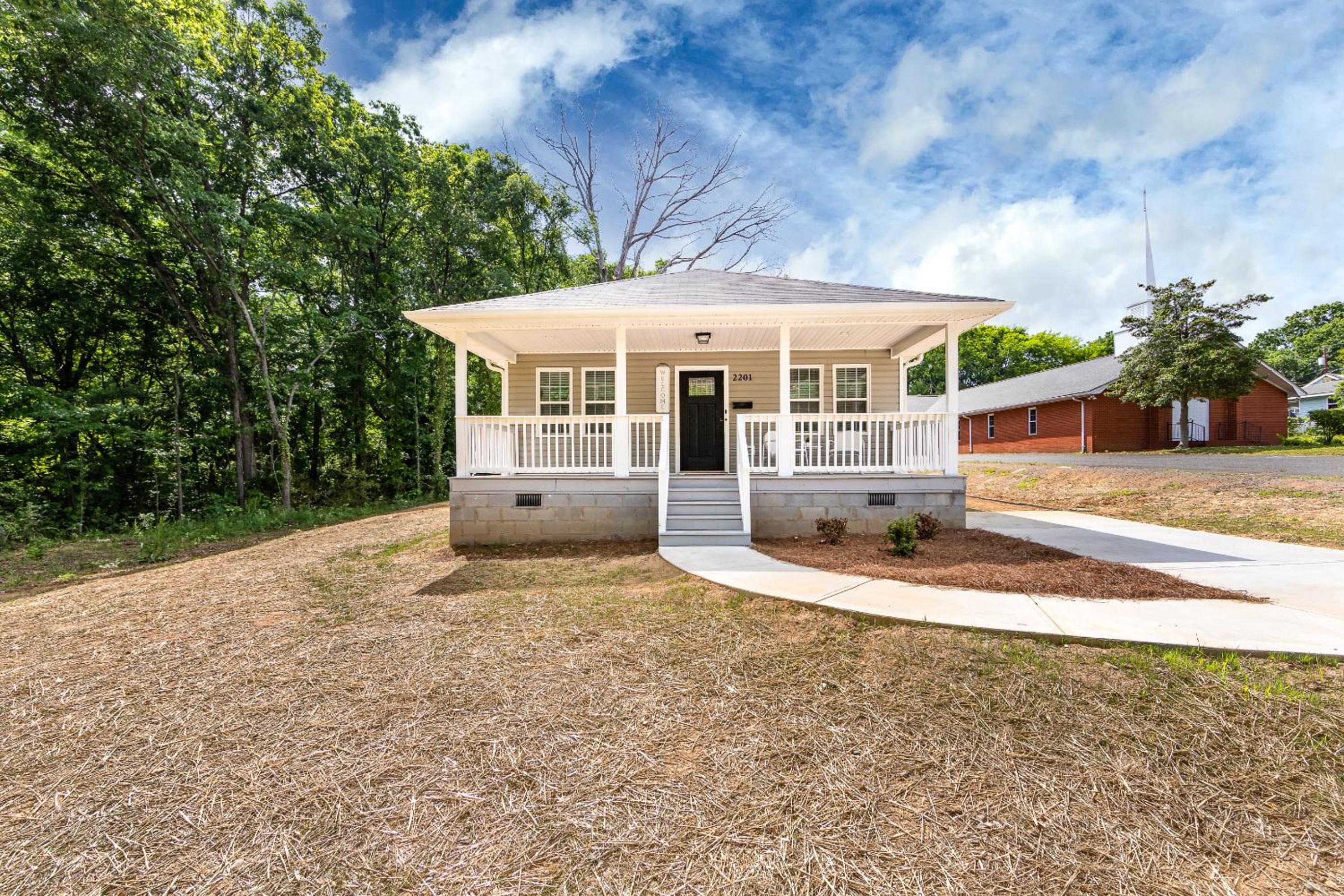 Brandnew Spacious 4 BR House minutes to Uptown Charlotte view 2