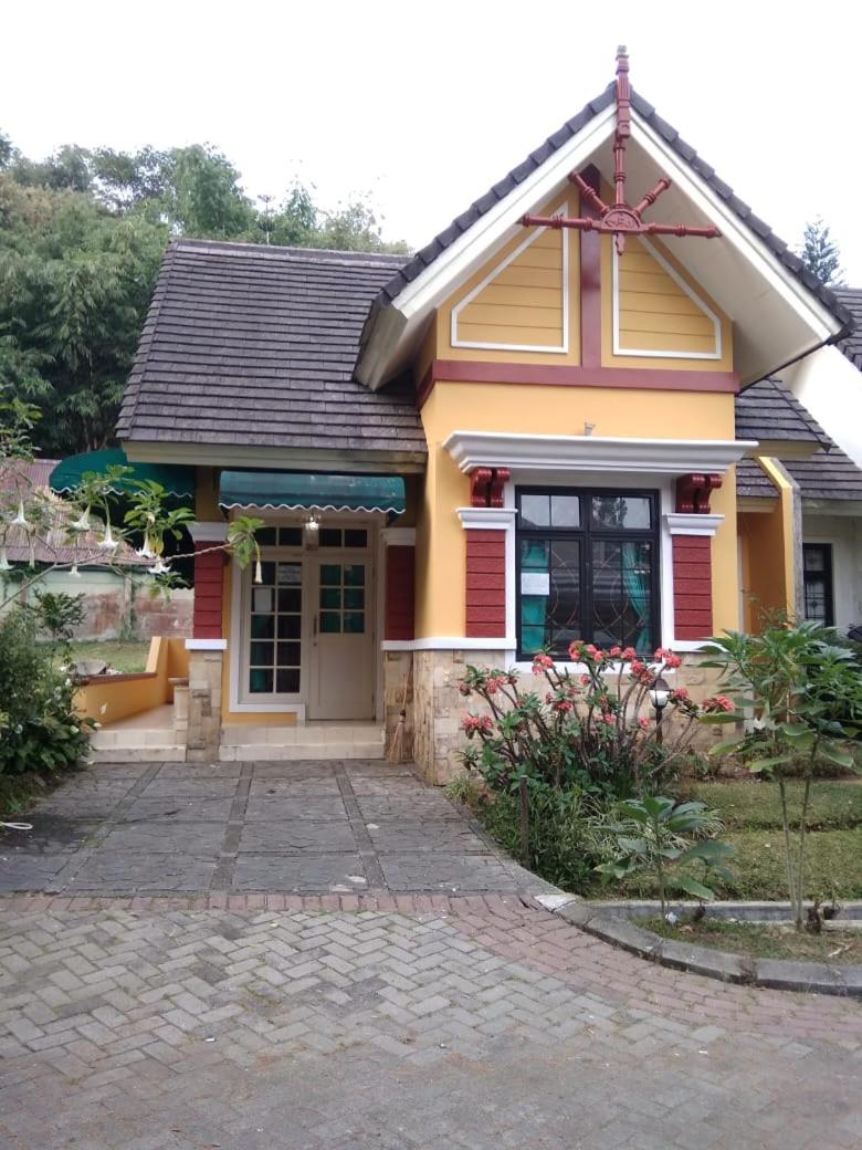 Zevannya Villa Kota Bunga view 2