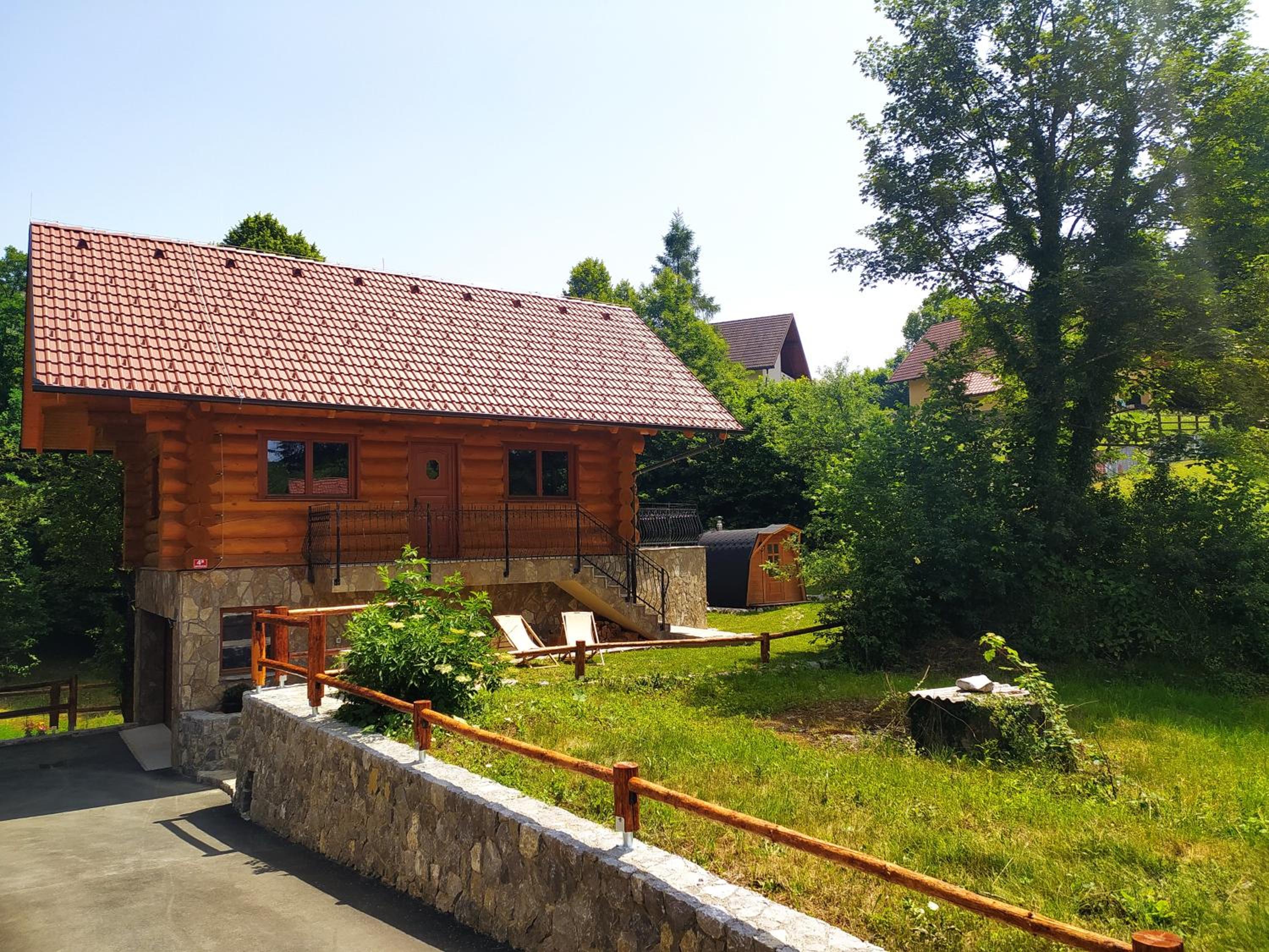 Brunarica Biopark -Log house Biopark view 3