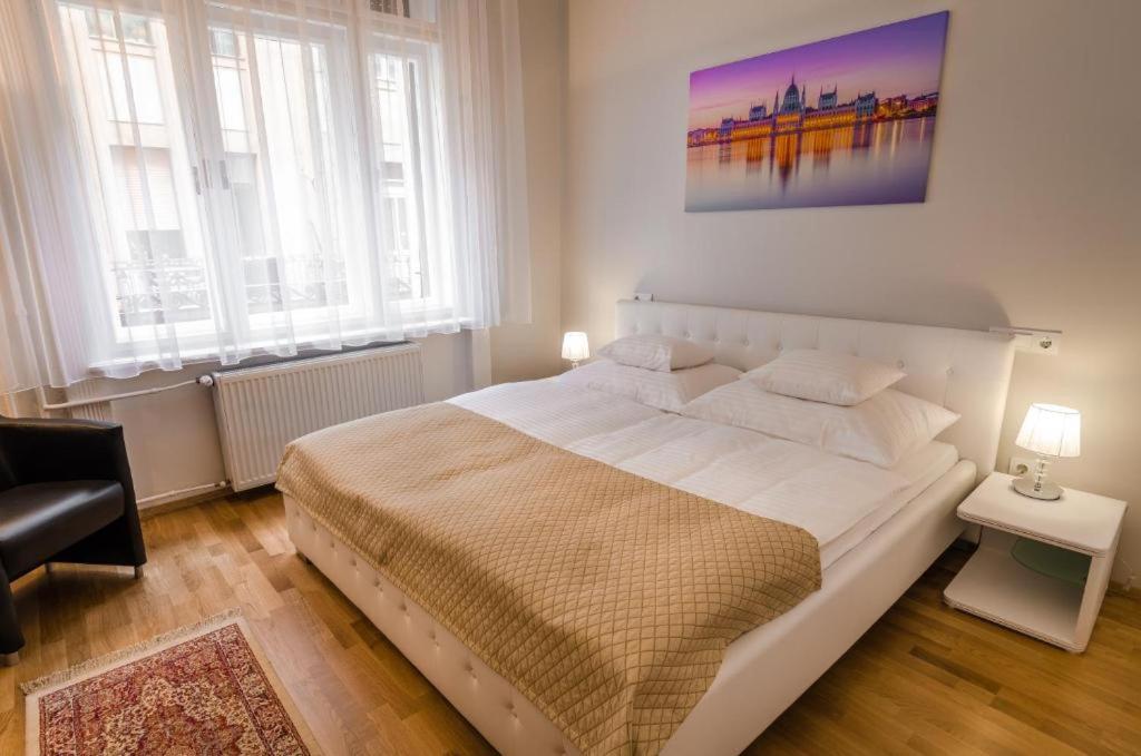 Anabelle Bed and Budapest