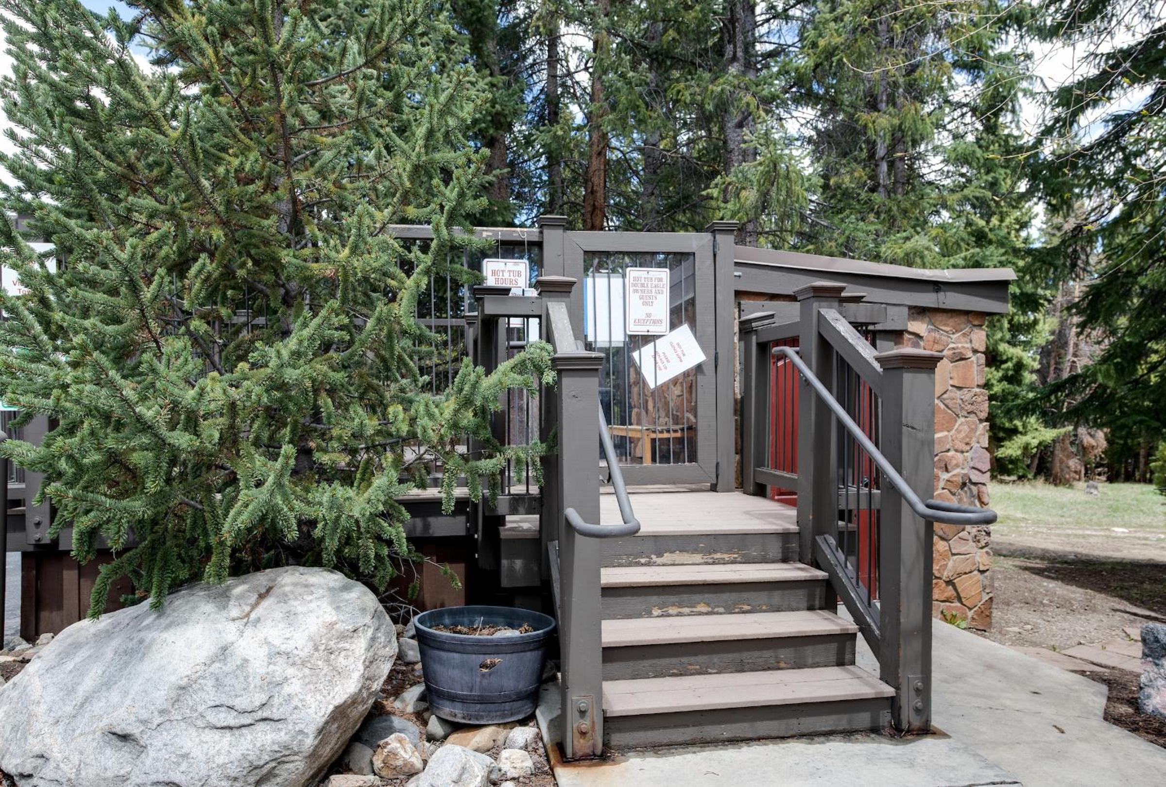 Double Eagle Aprés Ski Condo: Ski In, Walk to Town view 3