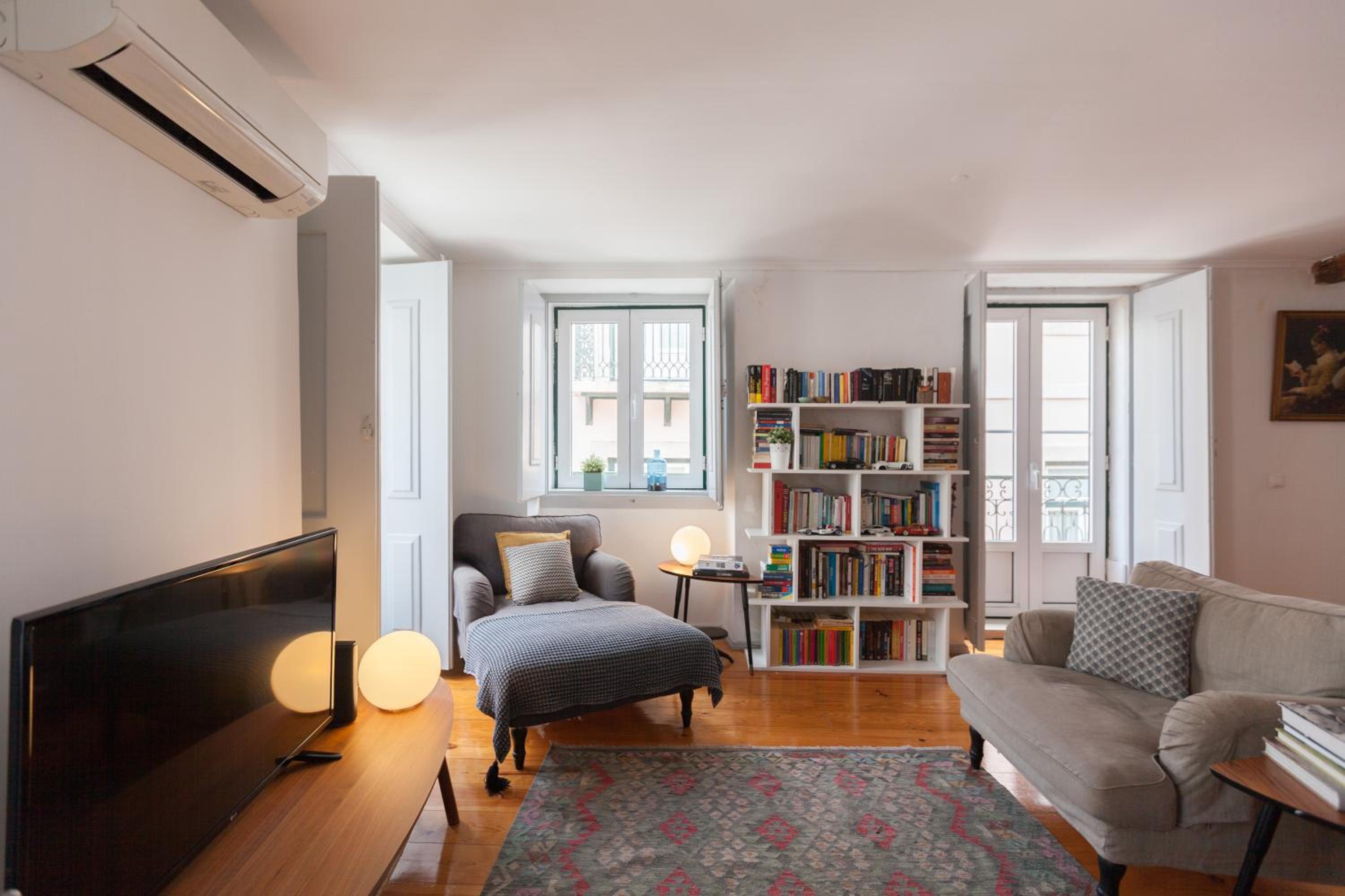FLH Bairro Alto Bright Flat view 4