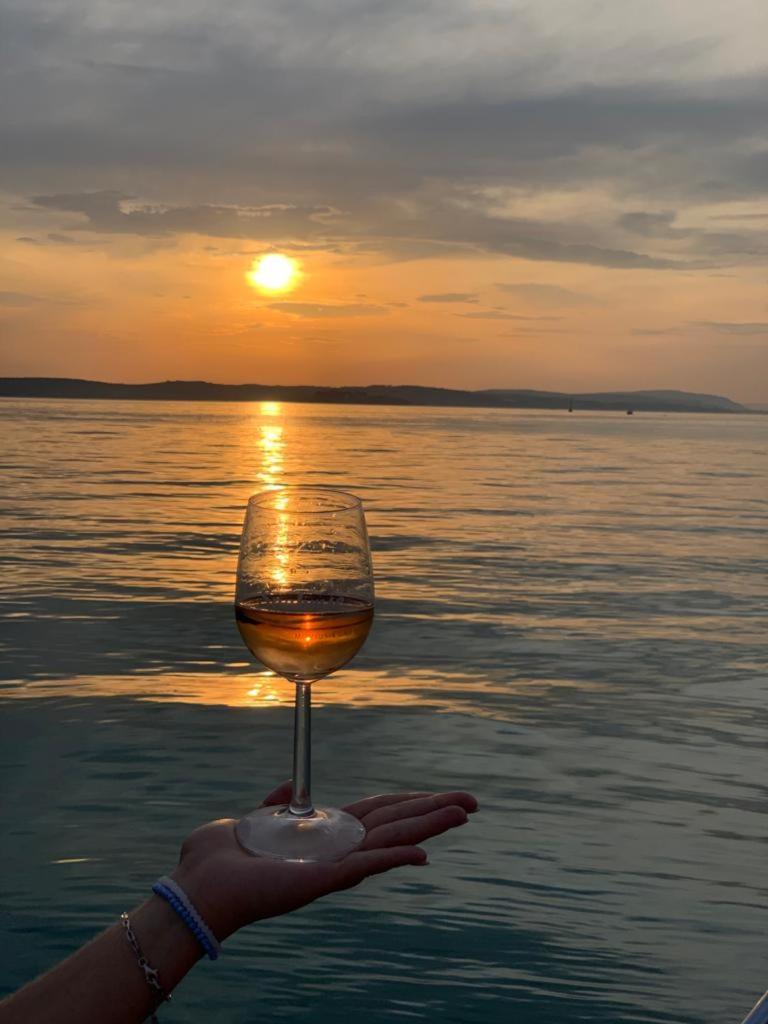 Seebrise mit Musik und Wein