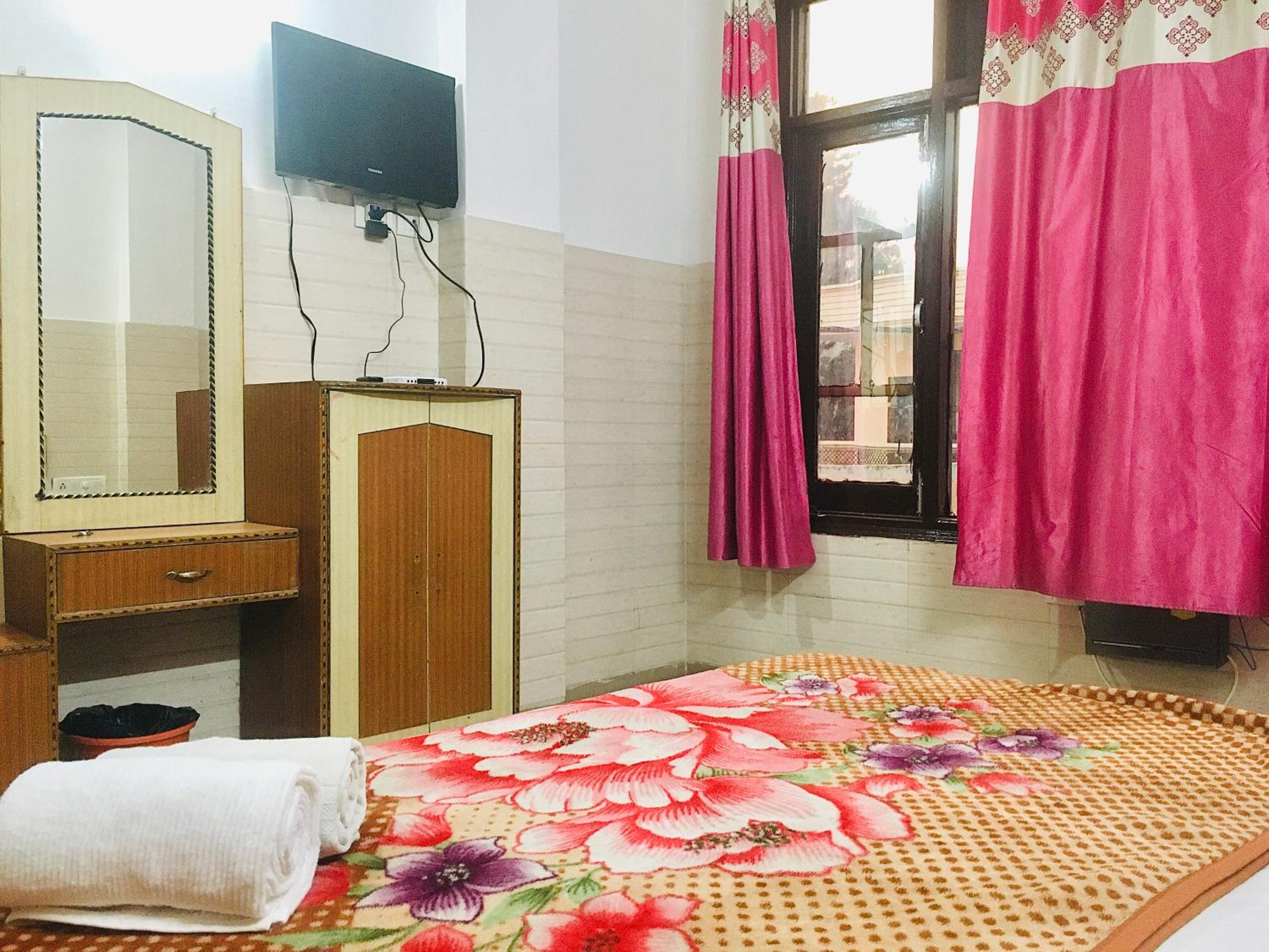 Trimrooms Shree Mata Palace, Katra Bus Stand