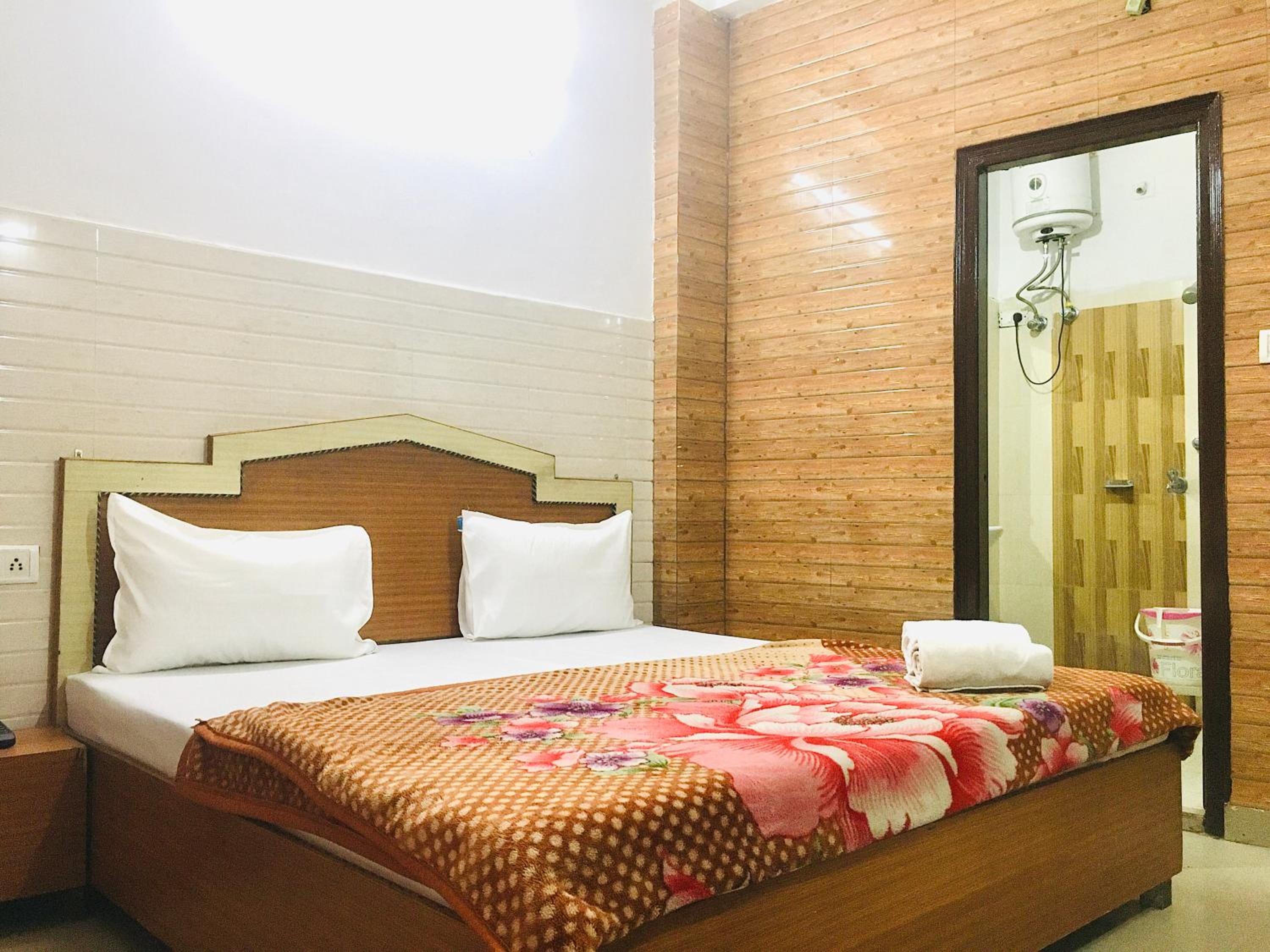 Trimrooms Shree Mata Palace, Katra Bus Stand