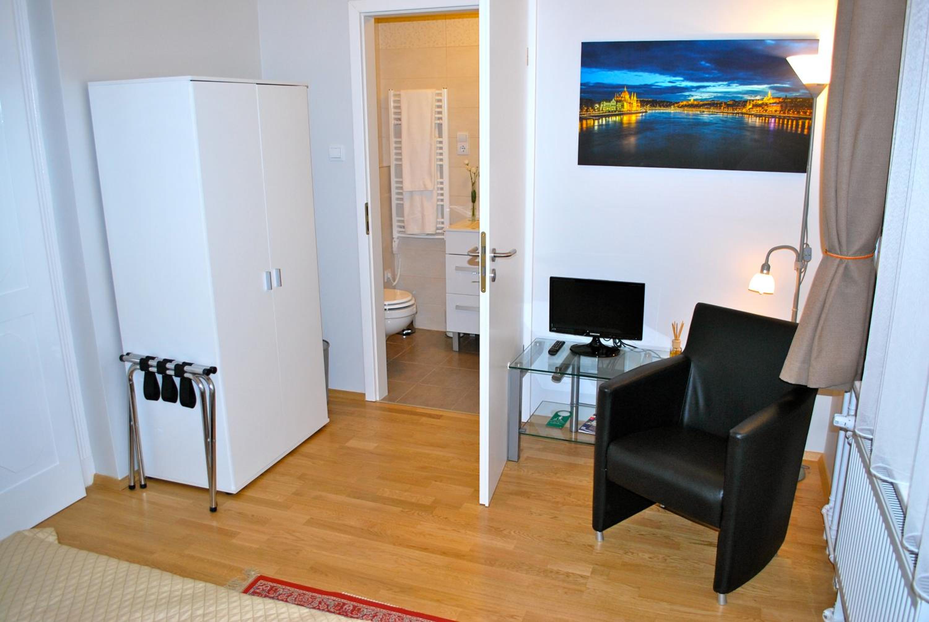 Anabelle Bed and Budapest