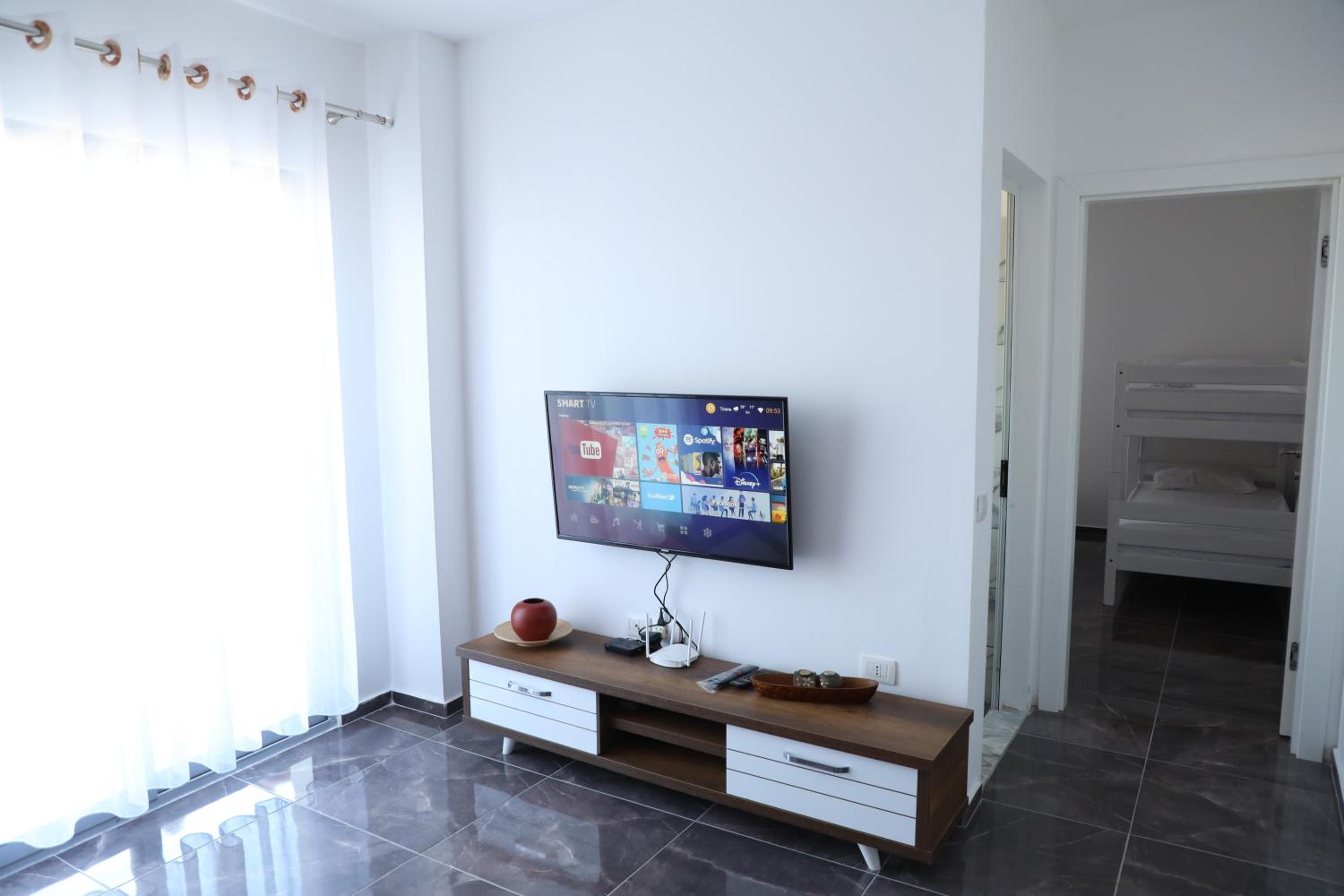 LUX4 Seaview & 43' TV Netflix