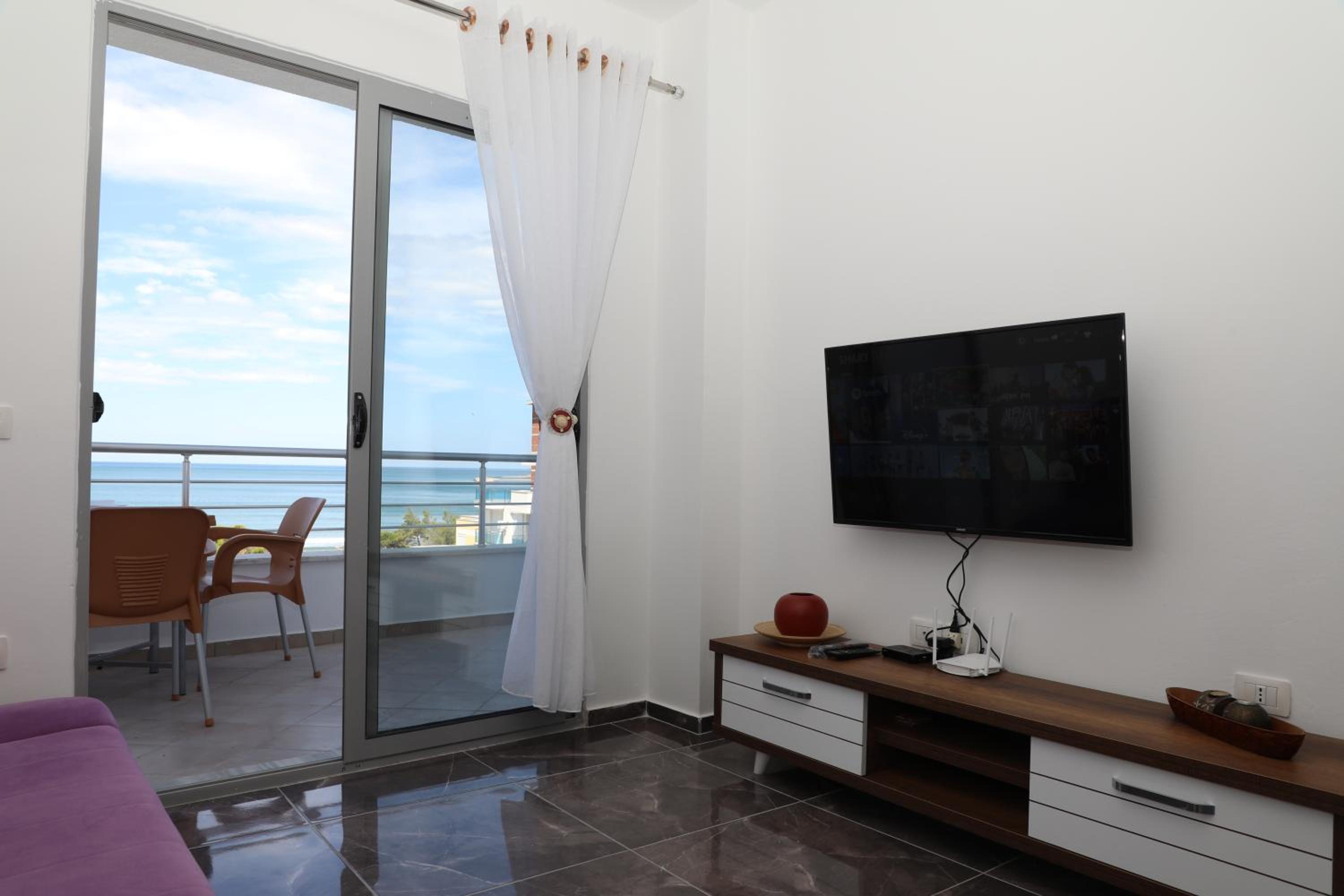 LUX4 Seaview & 43' TV Netflix