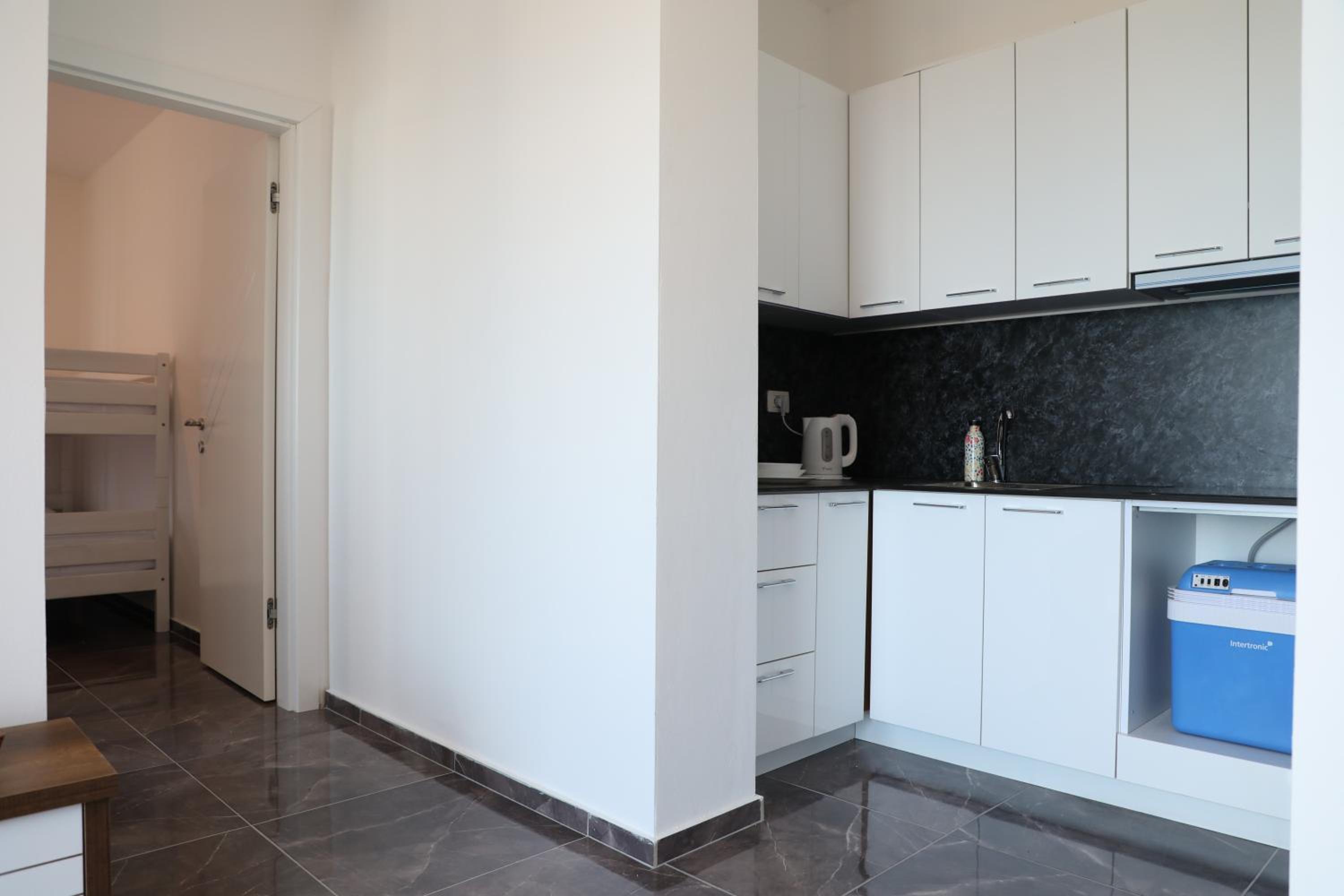 LUX4 Seaview & 43' TV Netflix