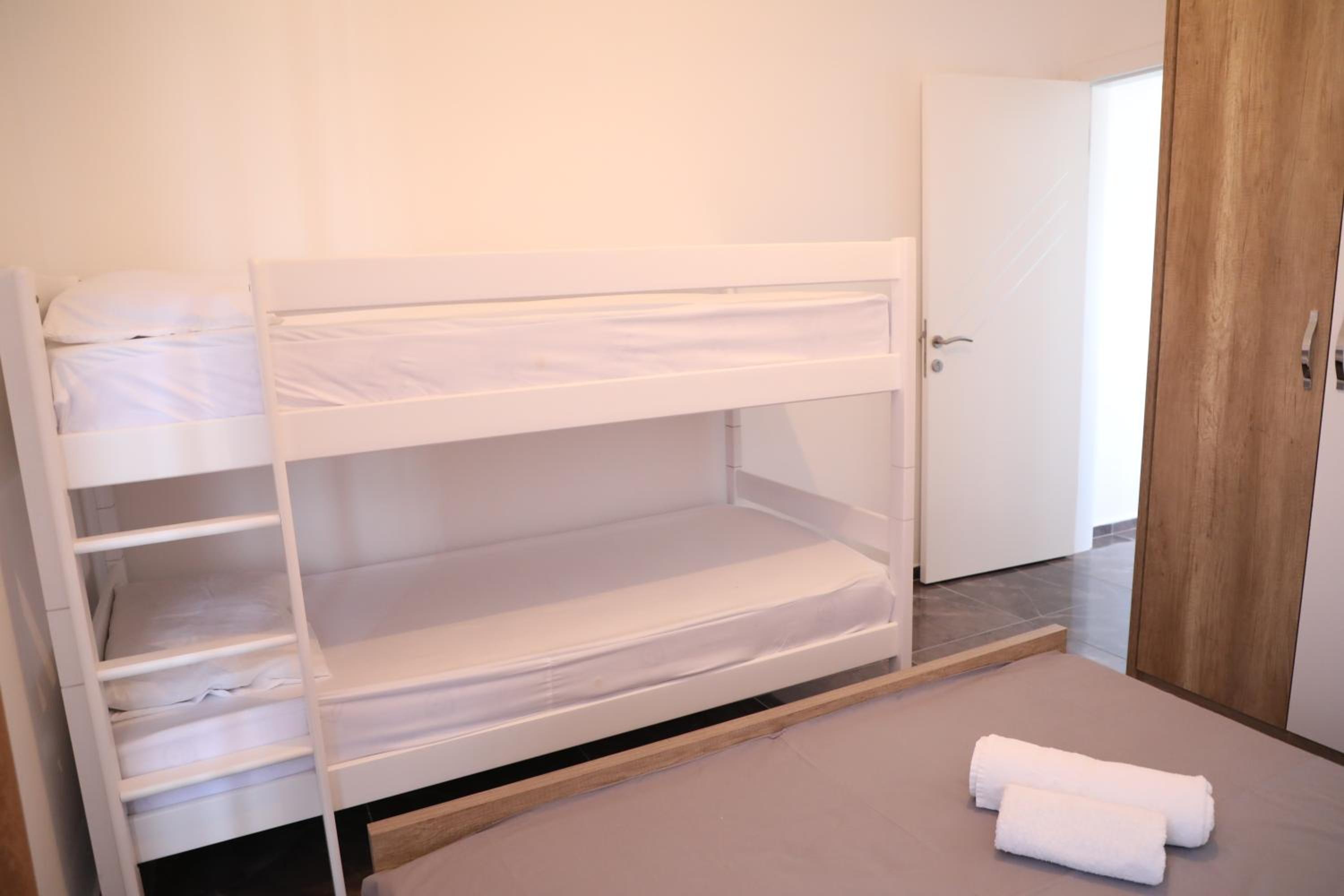 LUX4 Seaview & 43' TV Netflix