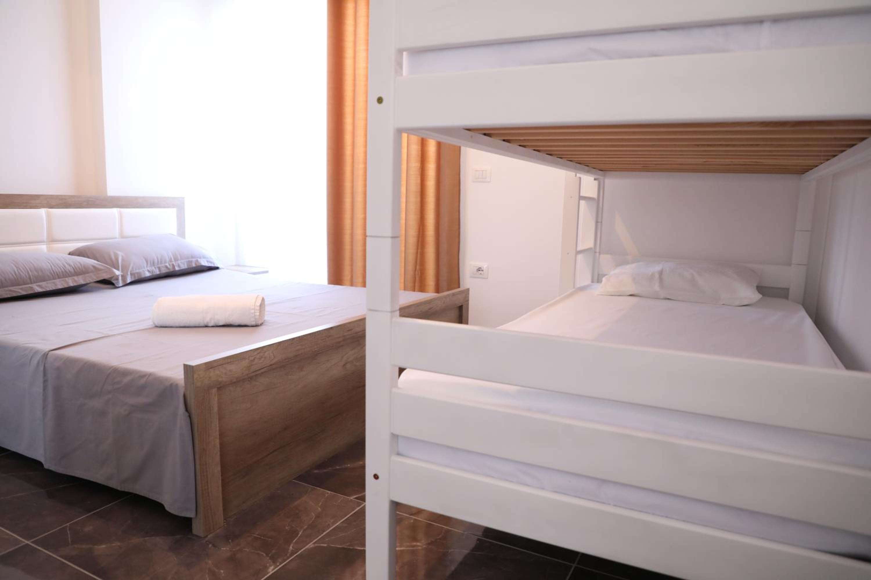 LUX4 Seaview & 43' TV Netflix