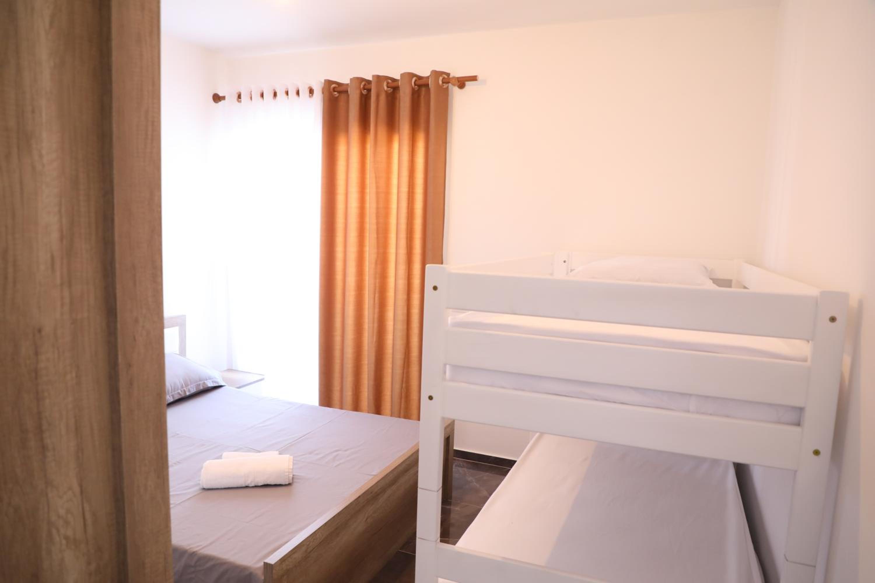 LUX4 Seaview & 43' TV Netflix