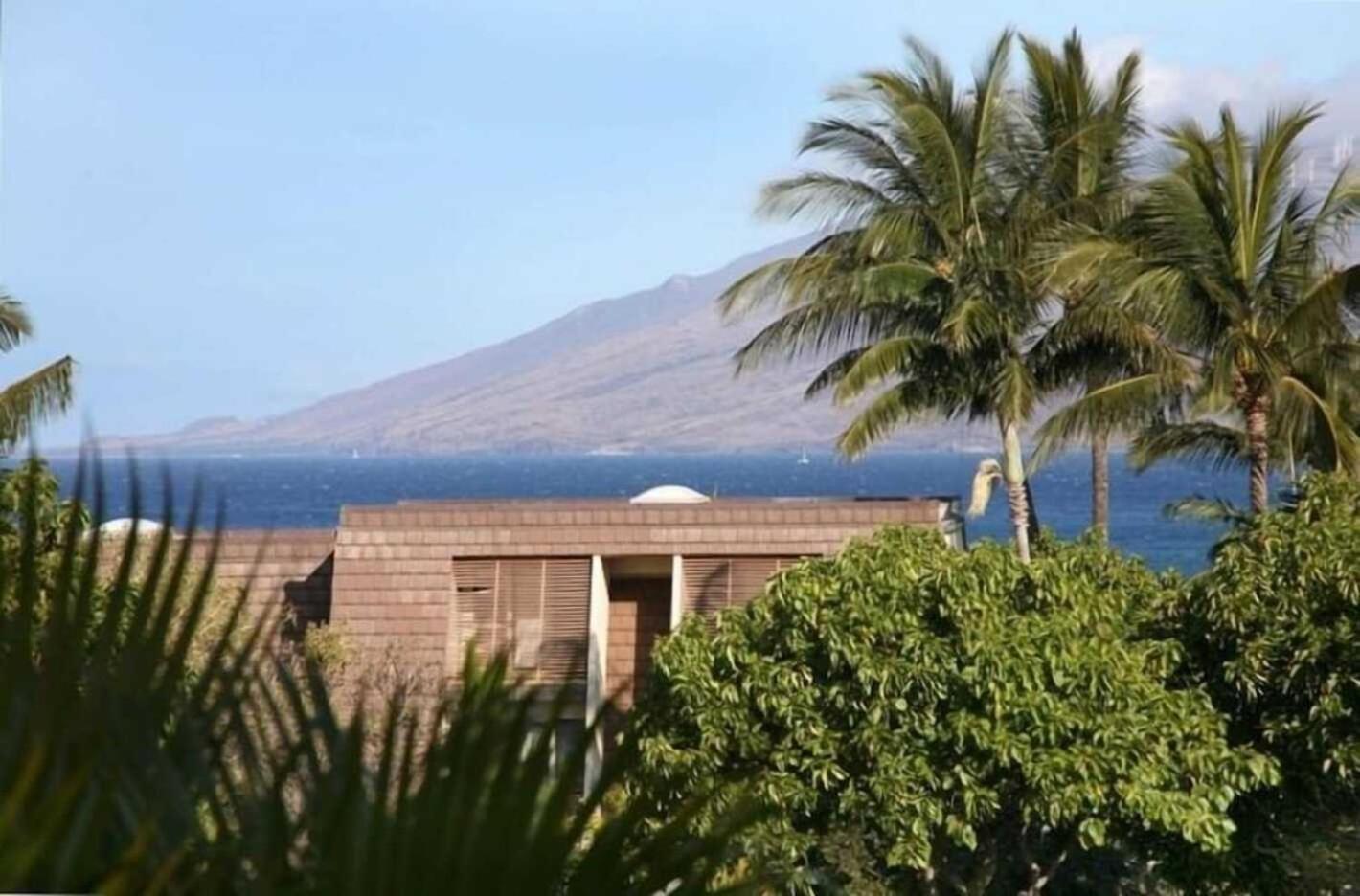 Hotel Beautiful 2 Bedroom Oceanview Condo at Maui Kamaole Located at South End of Kihei Adjacent to Wailea Traditional Hawaiian Style - Image 1