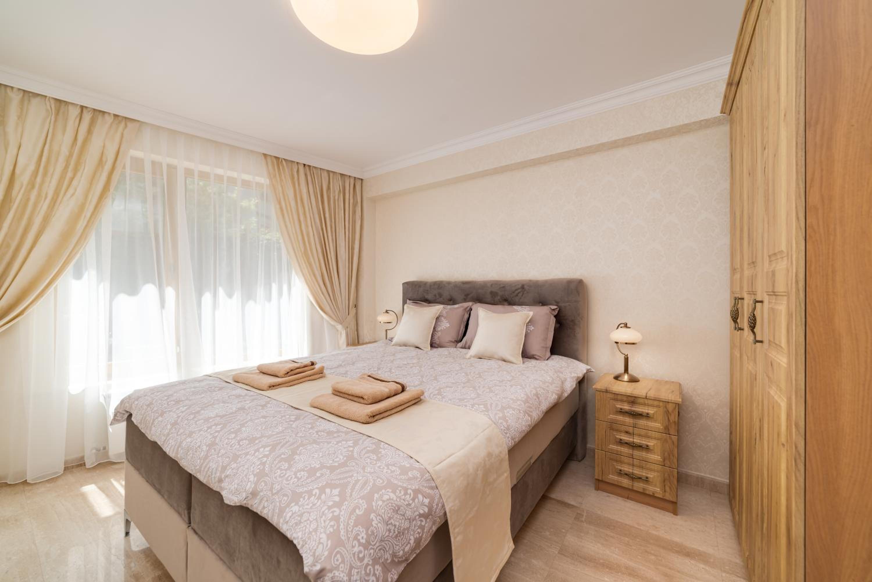 Deluxe and Central Garden Apartment