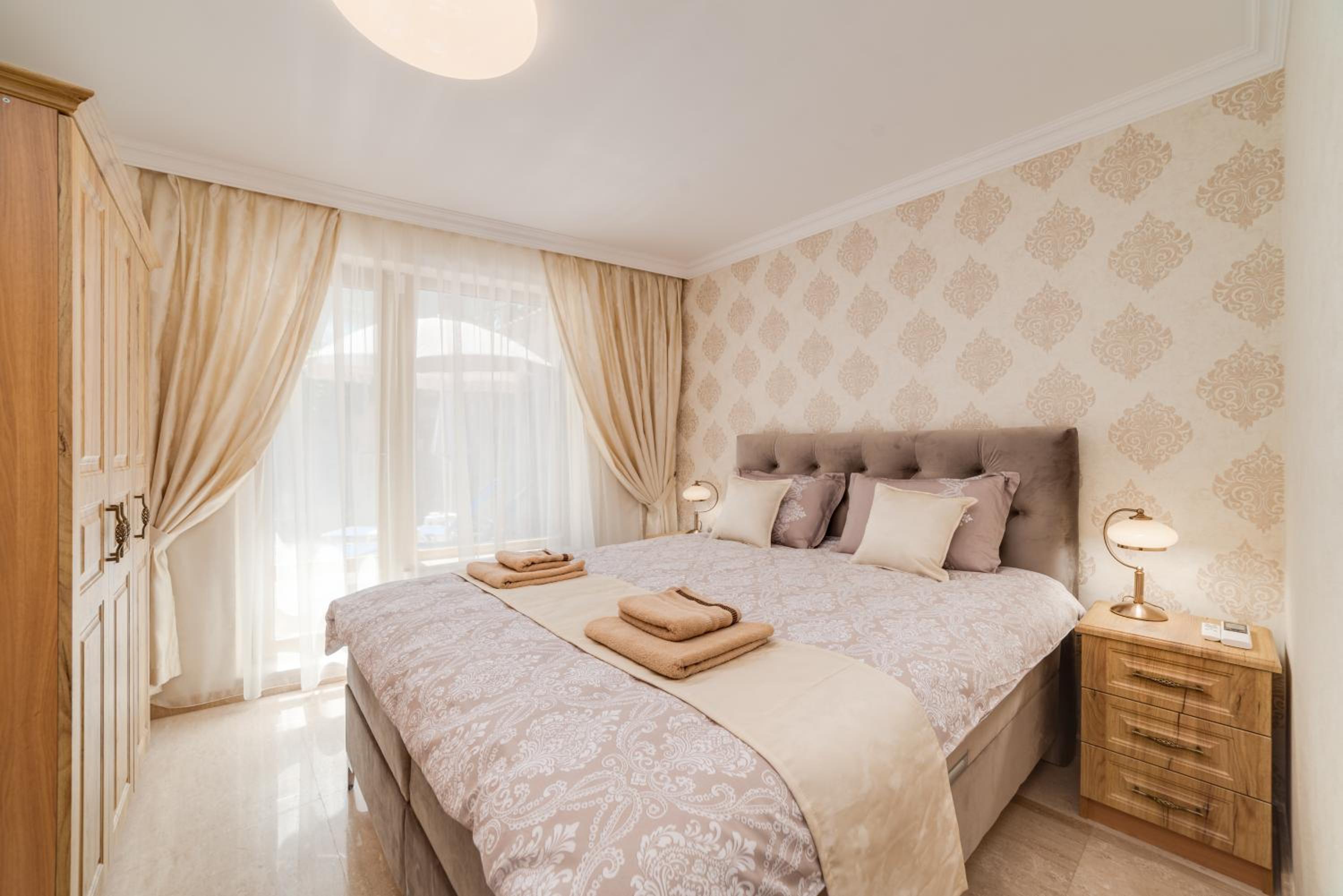 Deluxe and Central Garden Apartment