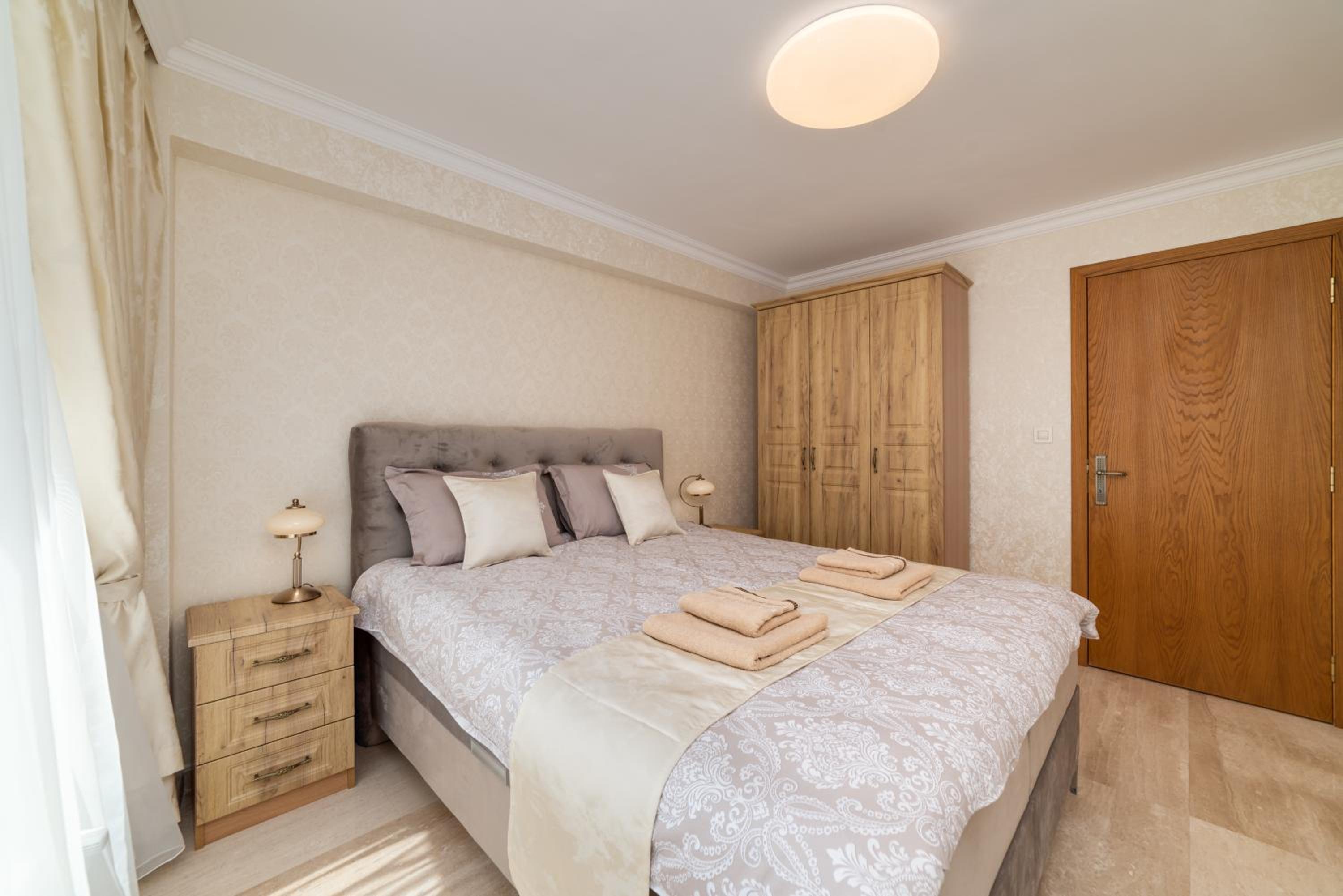 Deluxe and Central Garden Apartment