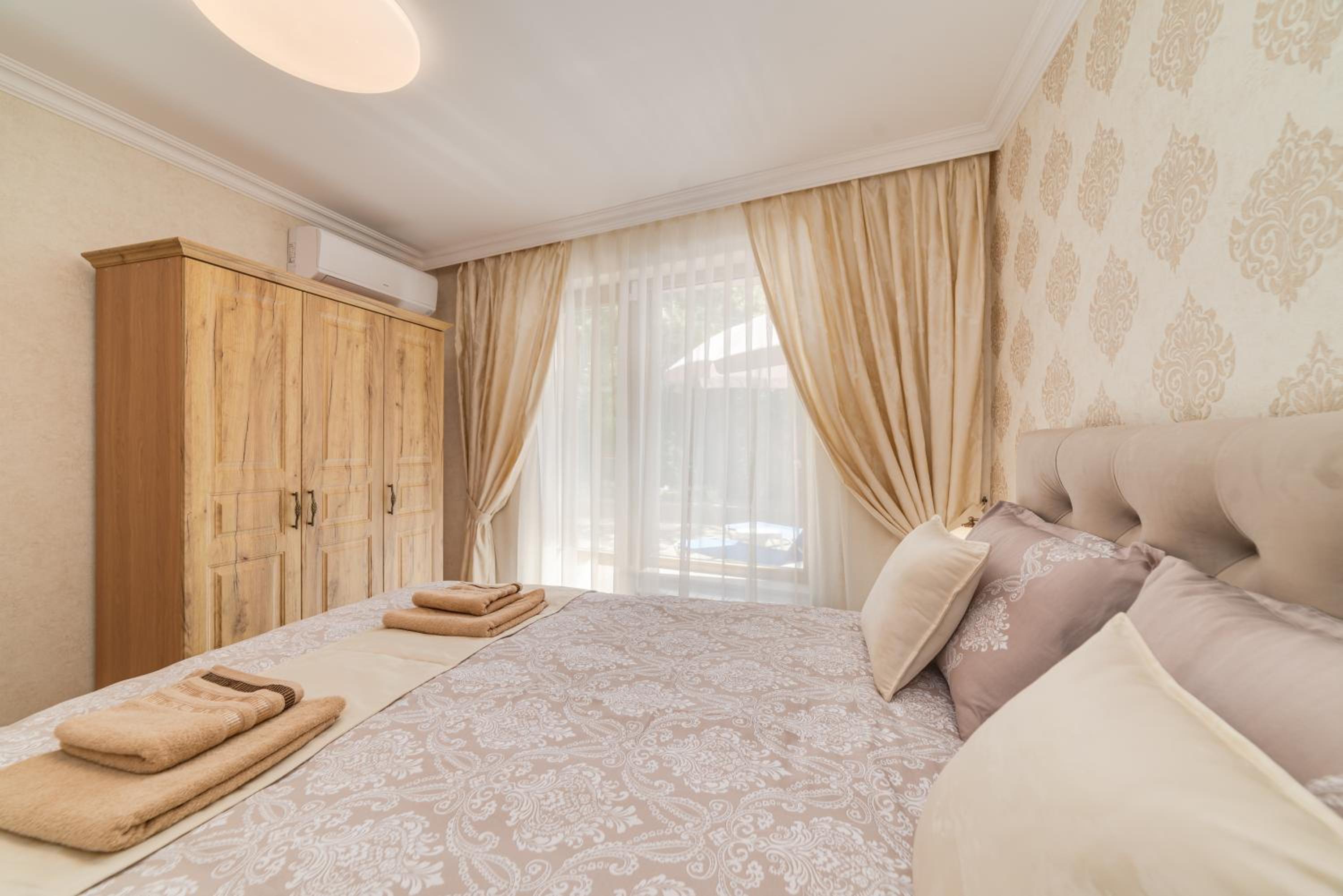 Deluxe and Central Garden Apartment