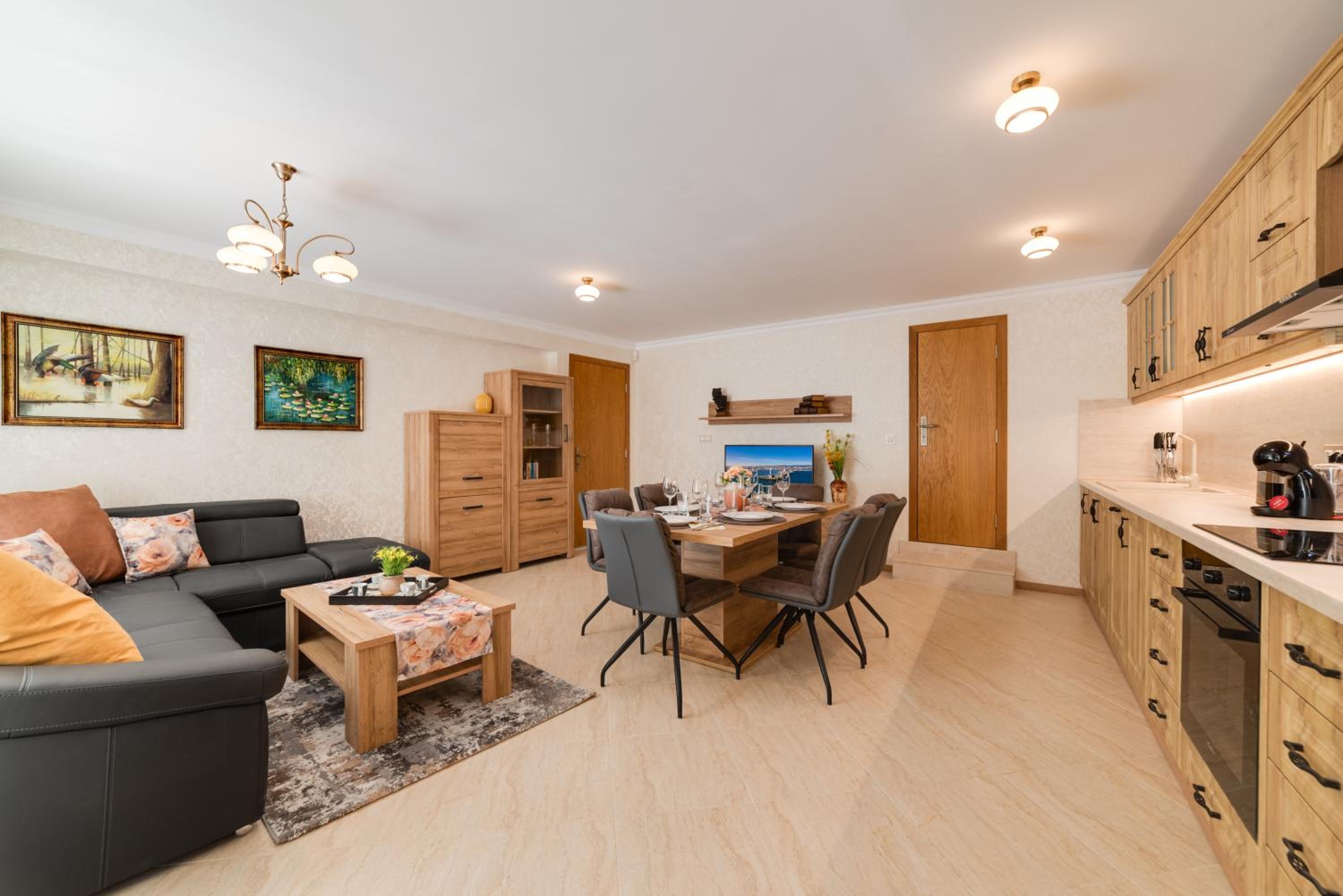 Deluxe and Central Garden Apartment