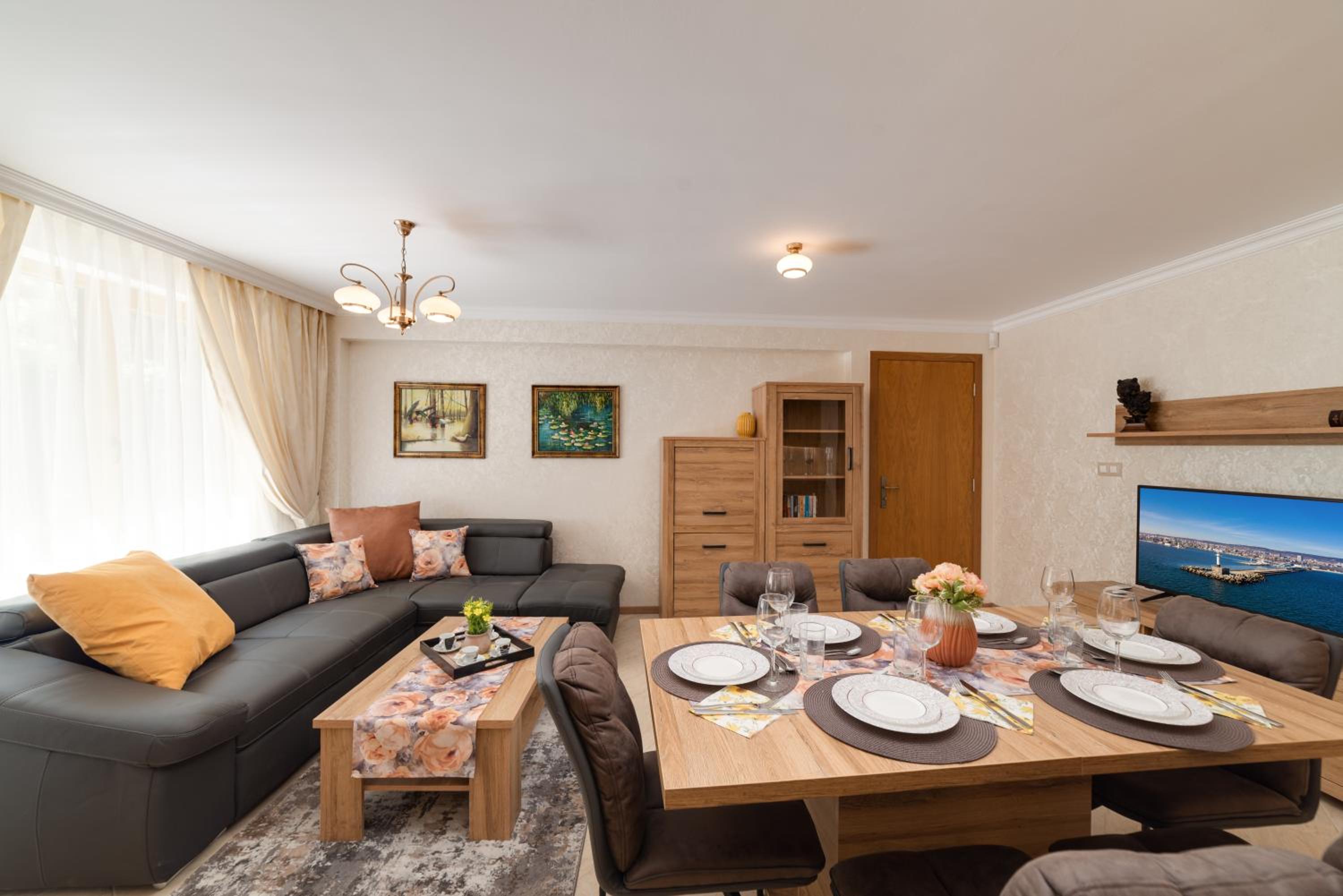 Deluxe and Central Garden Apartment