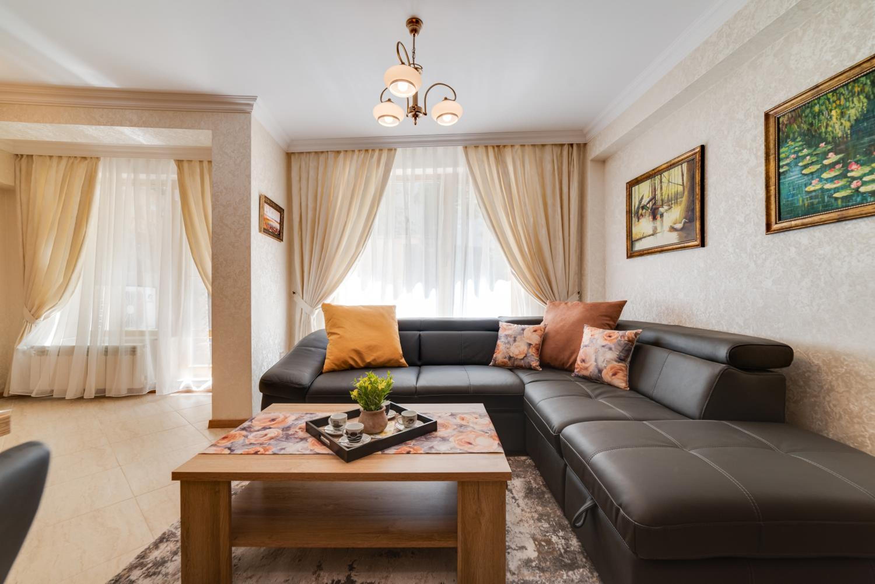 Deluxe and Central Garden Apartment