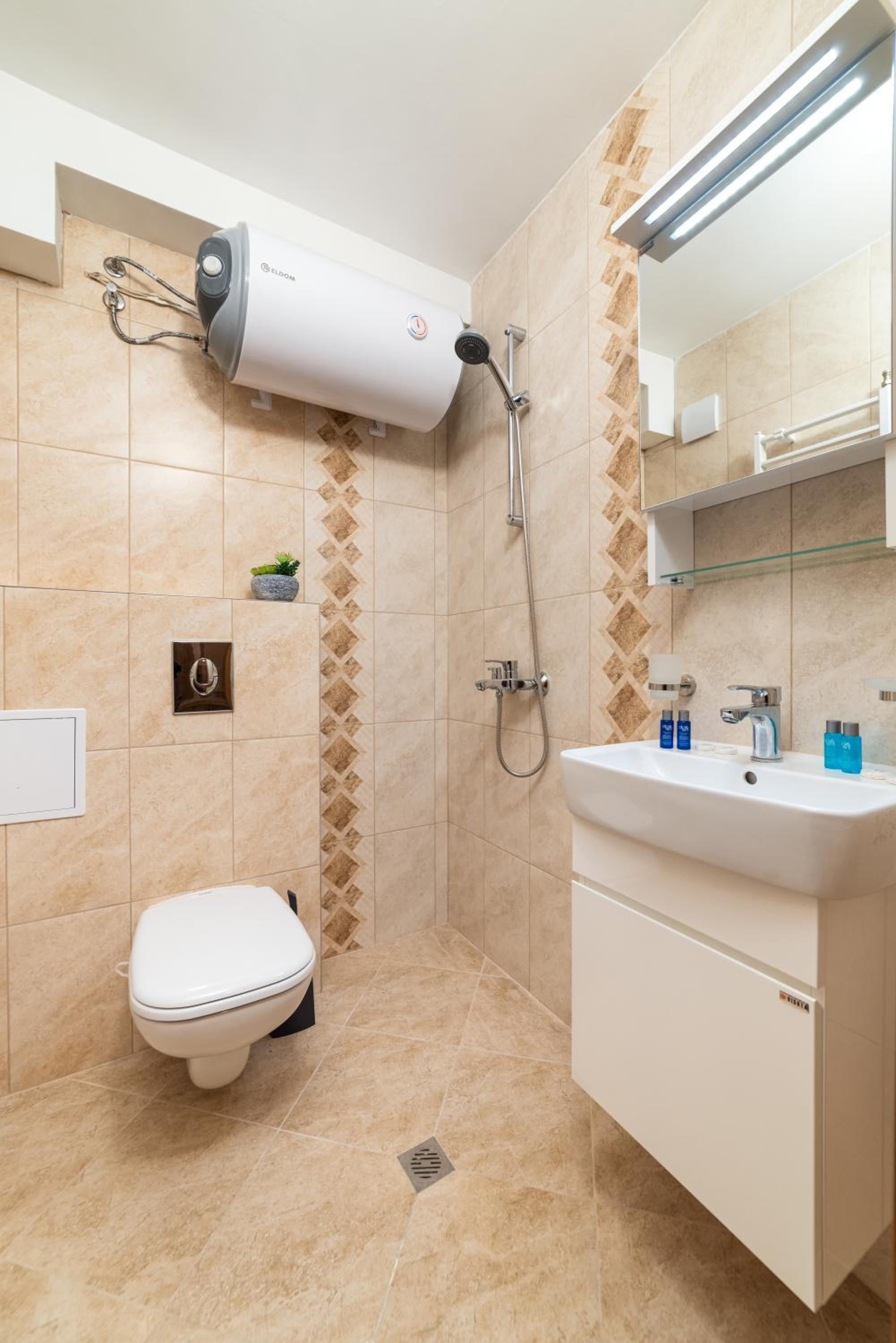 Deluxe and Central Garden Apartment