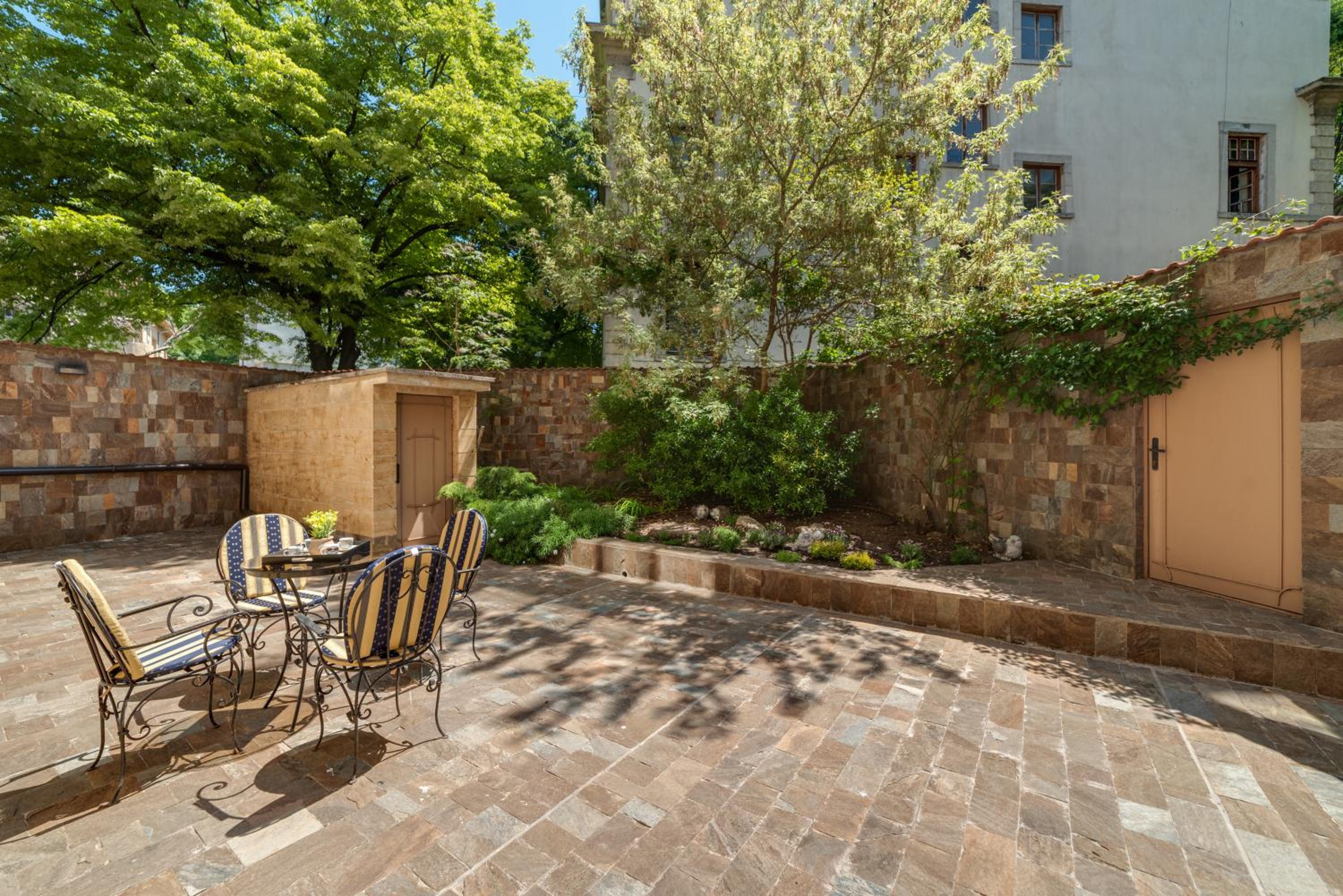 Deluxe and Central Garden Apartment