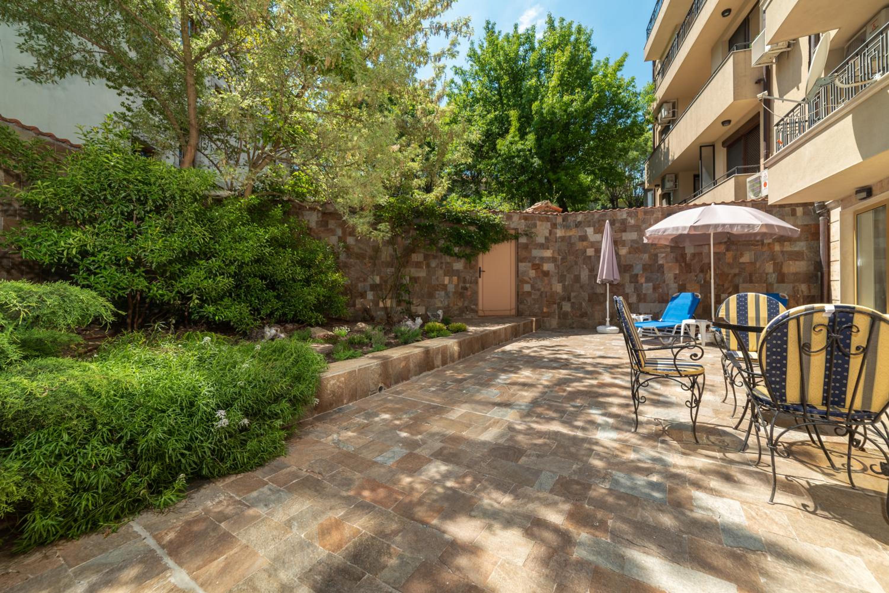 Deluxe and Central Garden Apartment