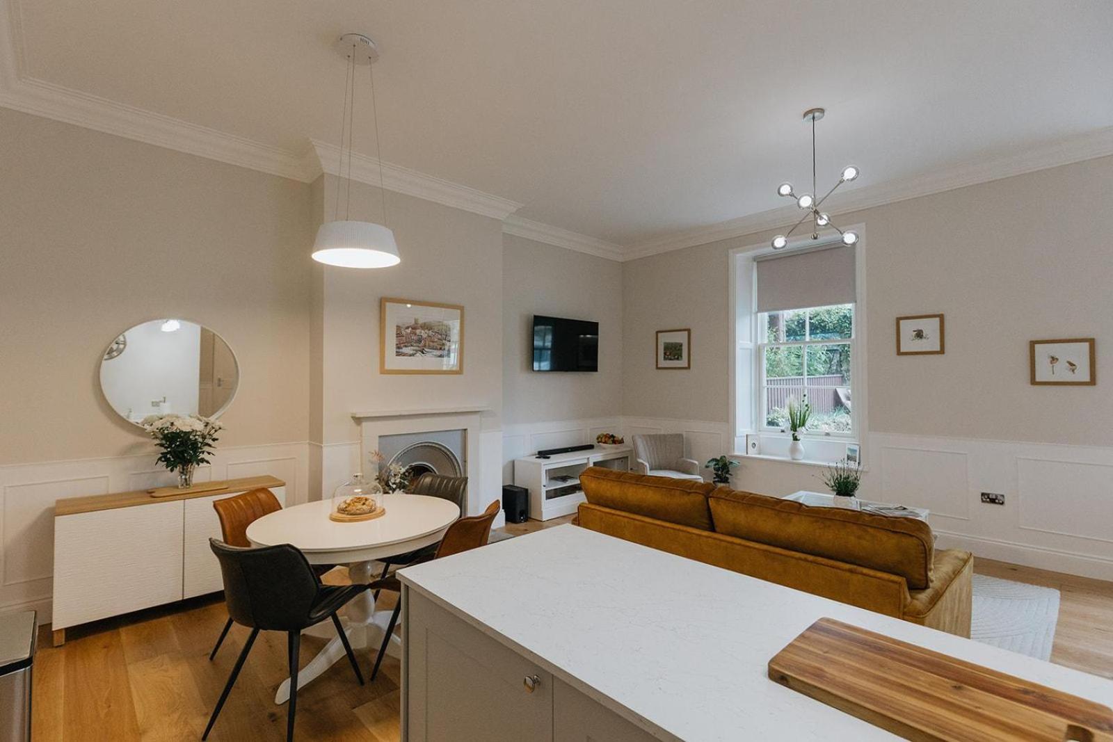 WENSLEYDALE, OLD SCHOOL ROOMS - Ground Floor Luxury Apartment in Richmond, North Yorkshire view 3