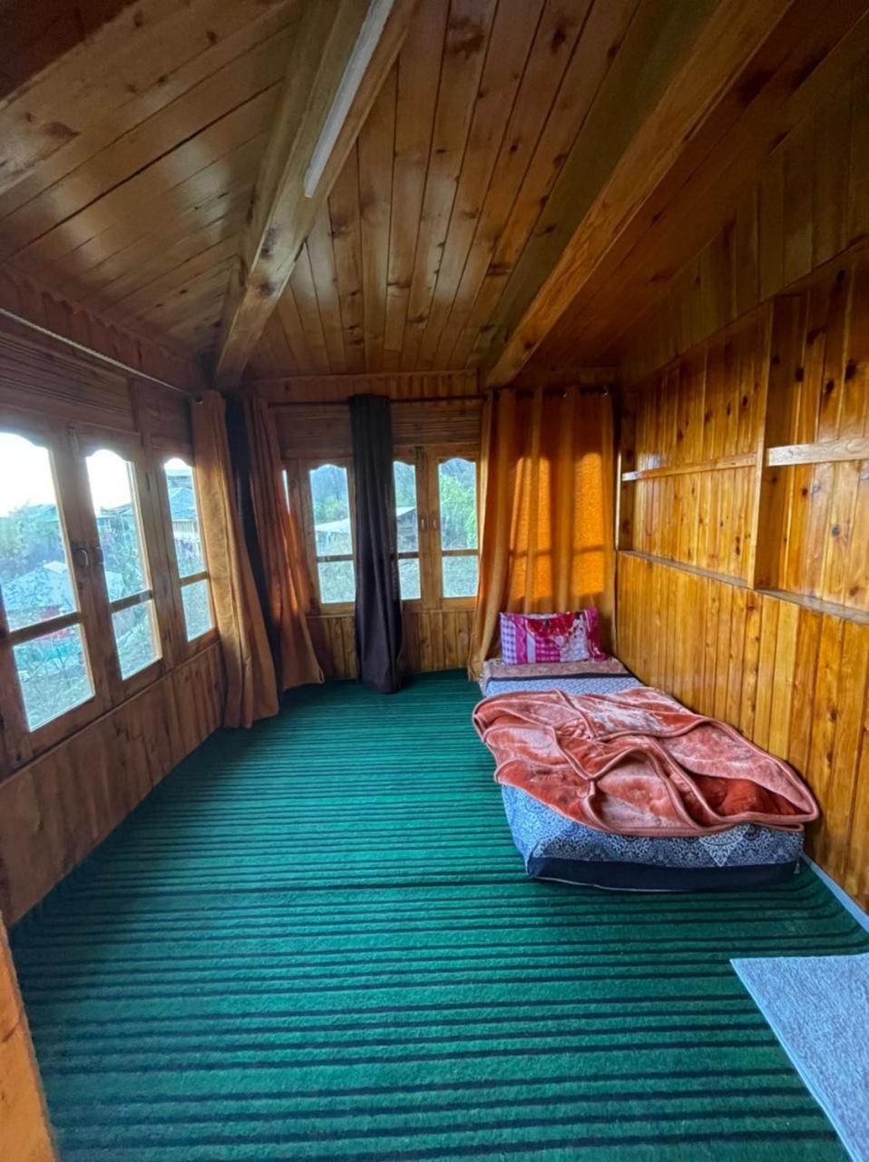 Rustic wood house - A village home stay in Jibhi Valley