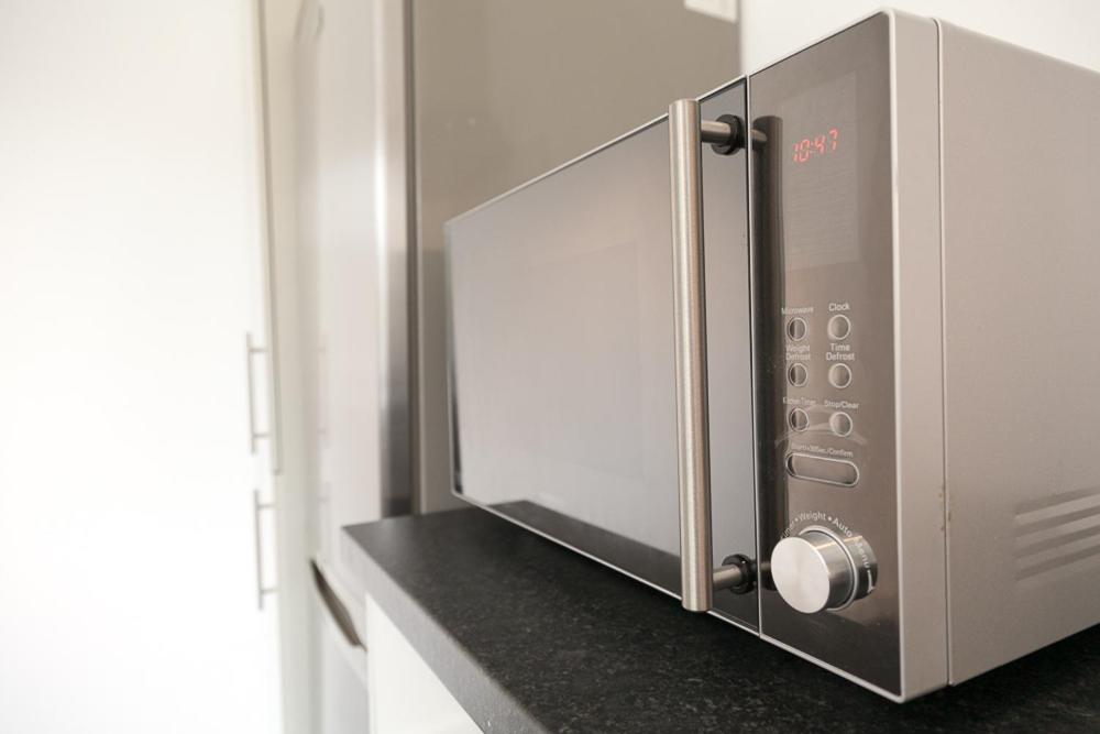 Comfortable Contractor House Gatwick: sleeps 6+ view 2