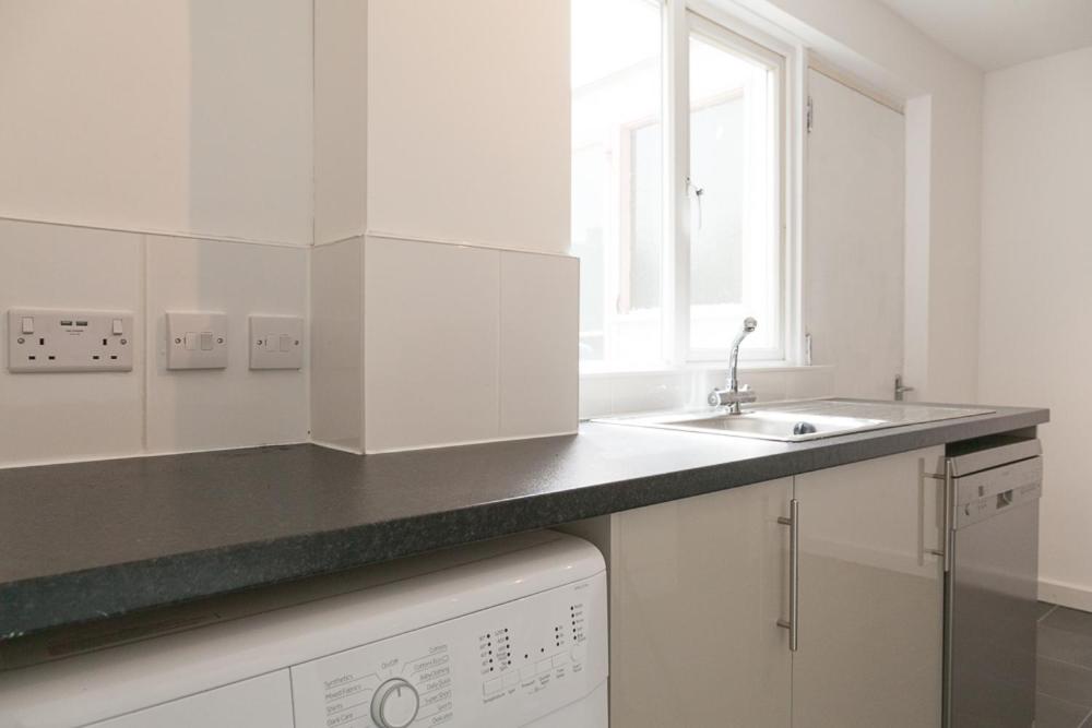 Comfortable Contractor House Gatwick: sleeps 6+ view 3