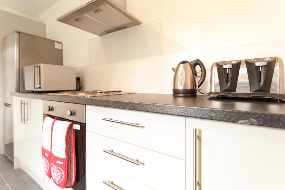 Comfortable Contractor House Gatwick: sleeps 6+, photo 24