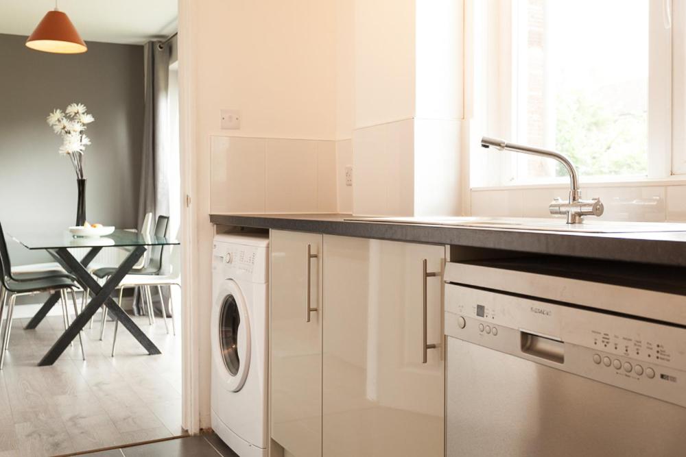 Comfortable Contractor House Gatwick: sleeps 6+ view 5