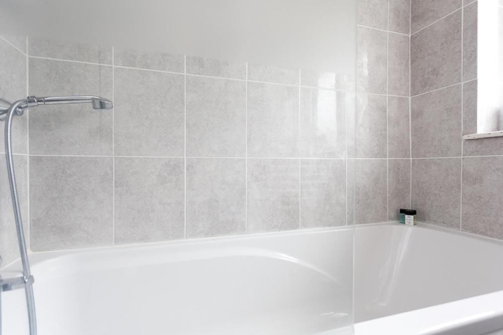 Comfortable Contractor House Gatwick: sleeps 6+, photo 20