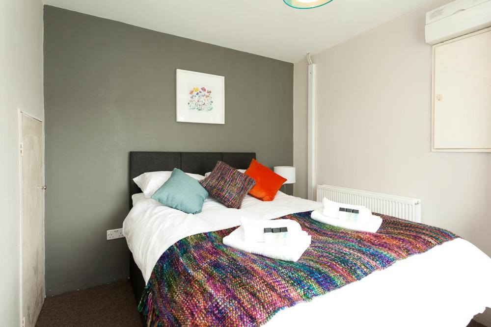 Comfortable Contractor House Gatwick: sleeps 6+, photo 3