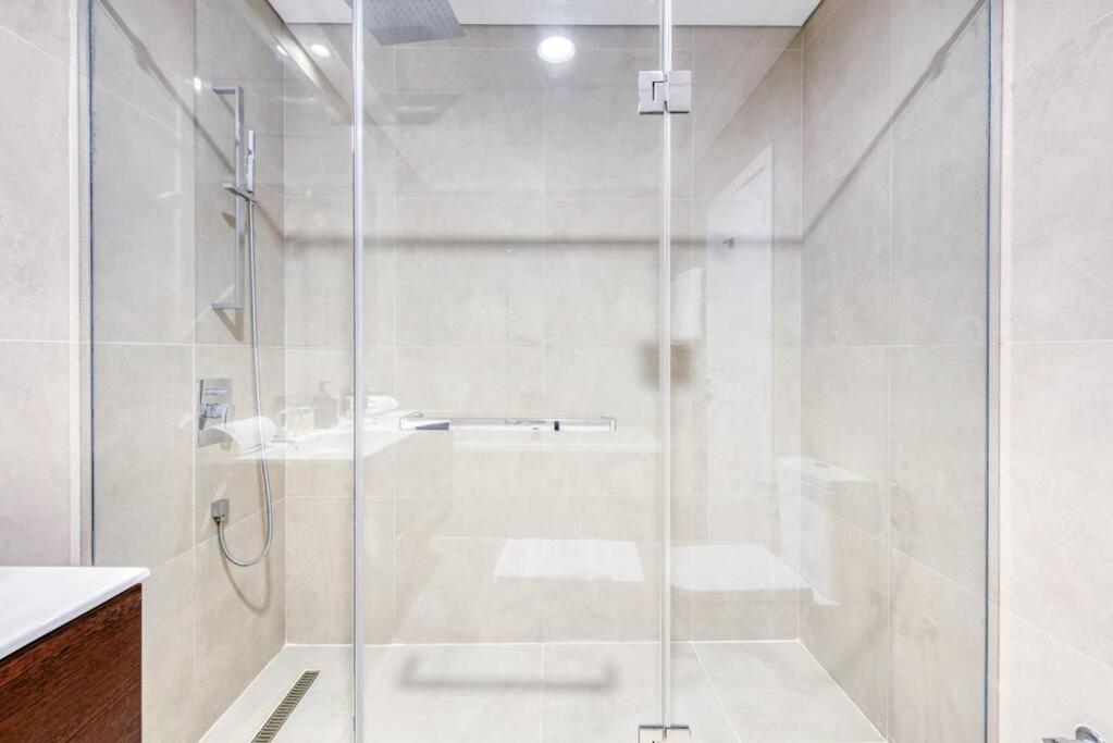 Large Marina 3 bed pool gym and beach club access