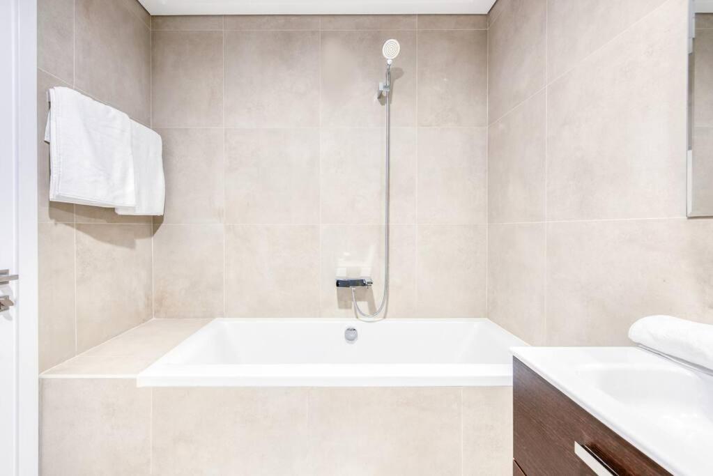 Large Marina 3 bed pool gym and beach club access