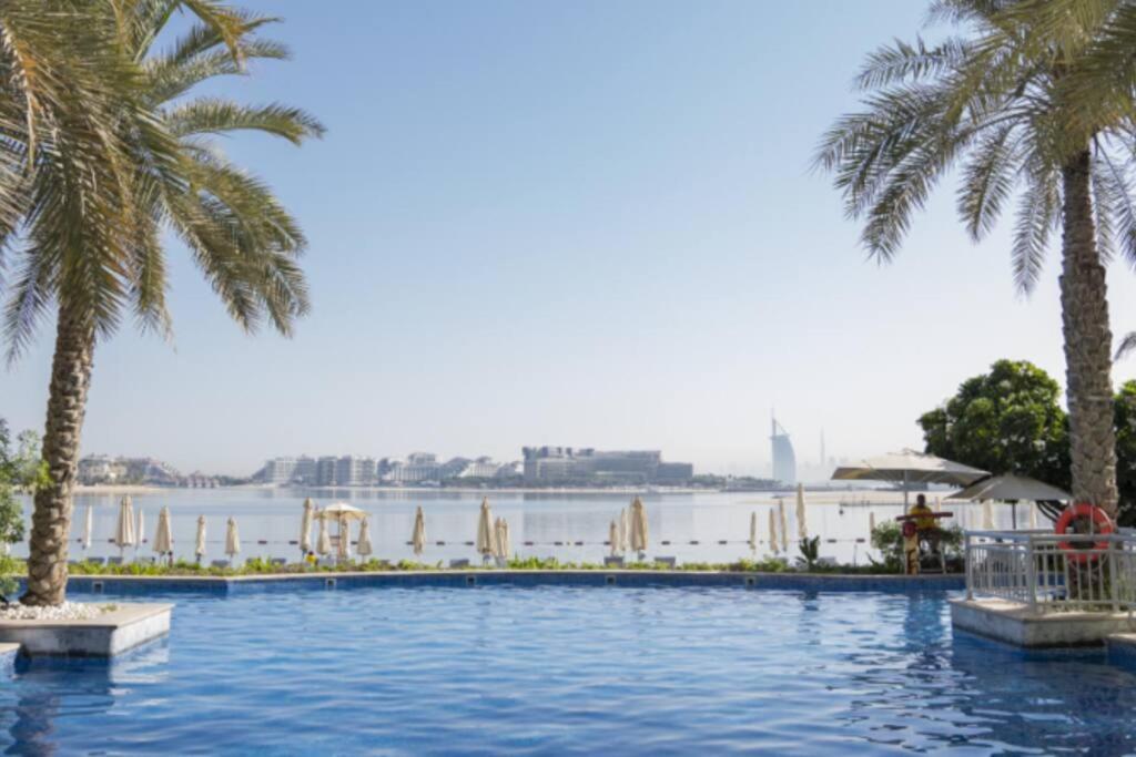 Large Marina 3 bed pool gym and beach club access