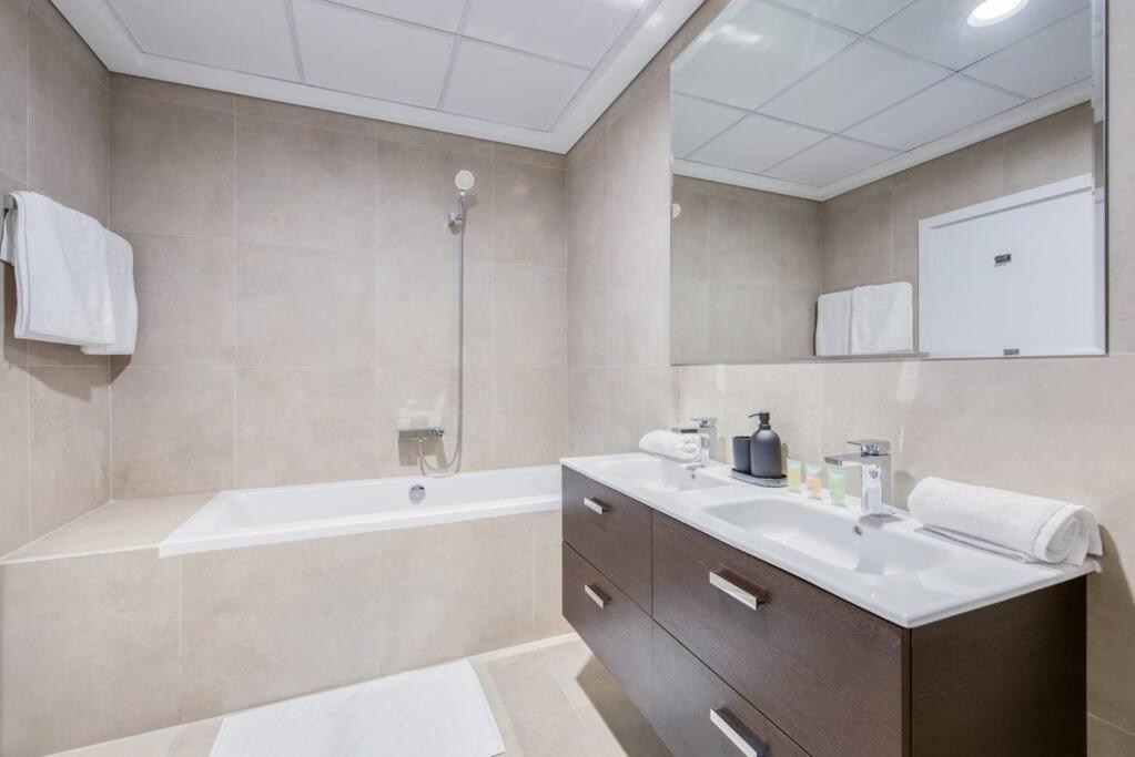 Large Marina 3 bed pool gym and beach club access