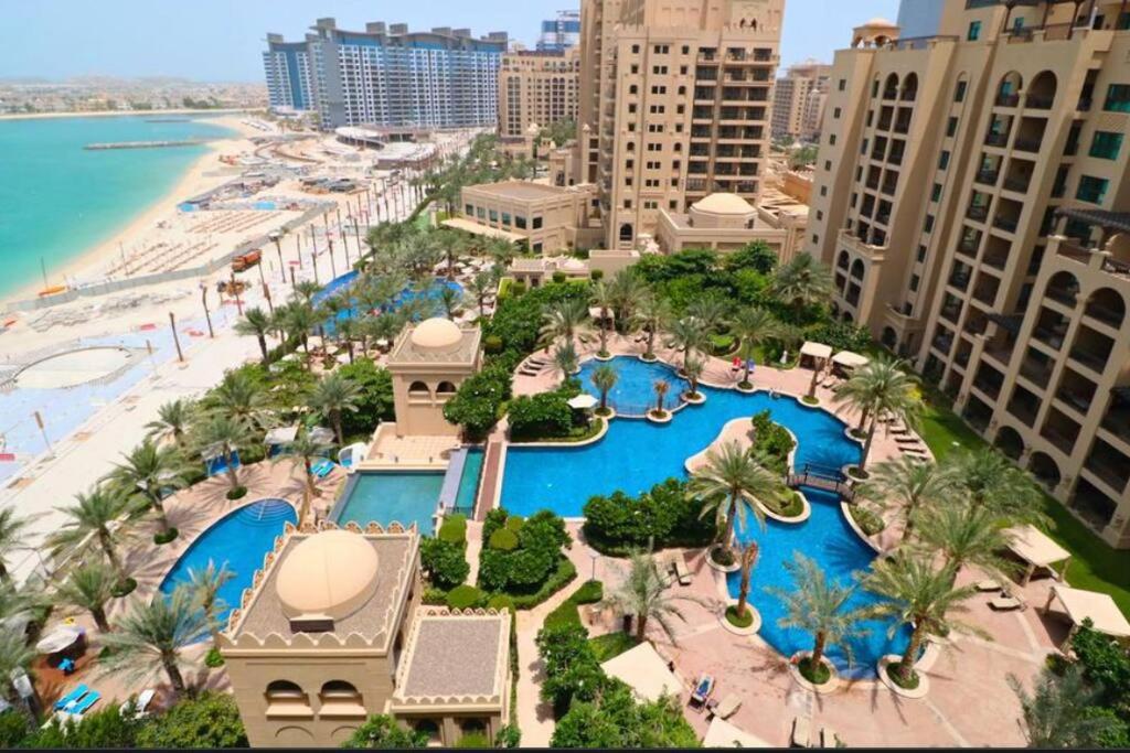 Large Marina 3 bed pool gym and beach club access