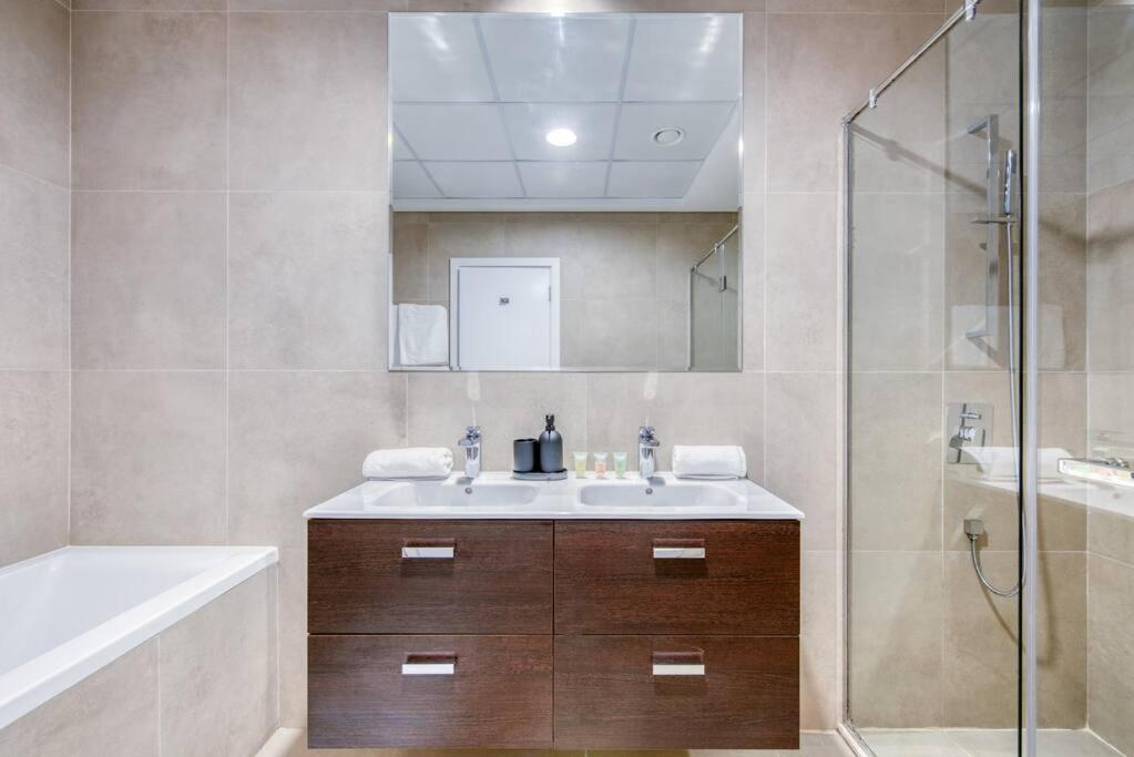 Large Marina 3 bed pool gym and beach club access