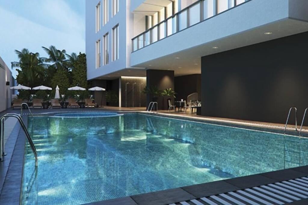 Large Marina 3 bed pool gym and beach club access