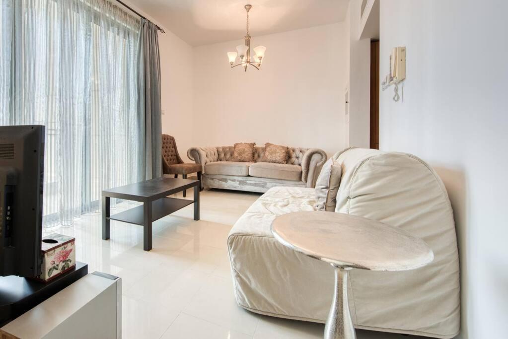 Downtown Dubai one bed with pool and gym